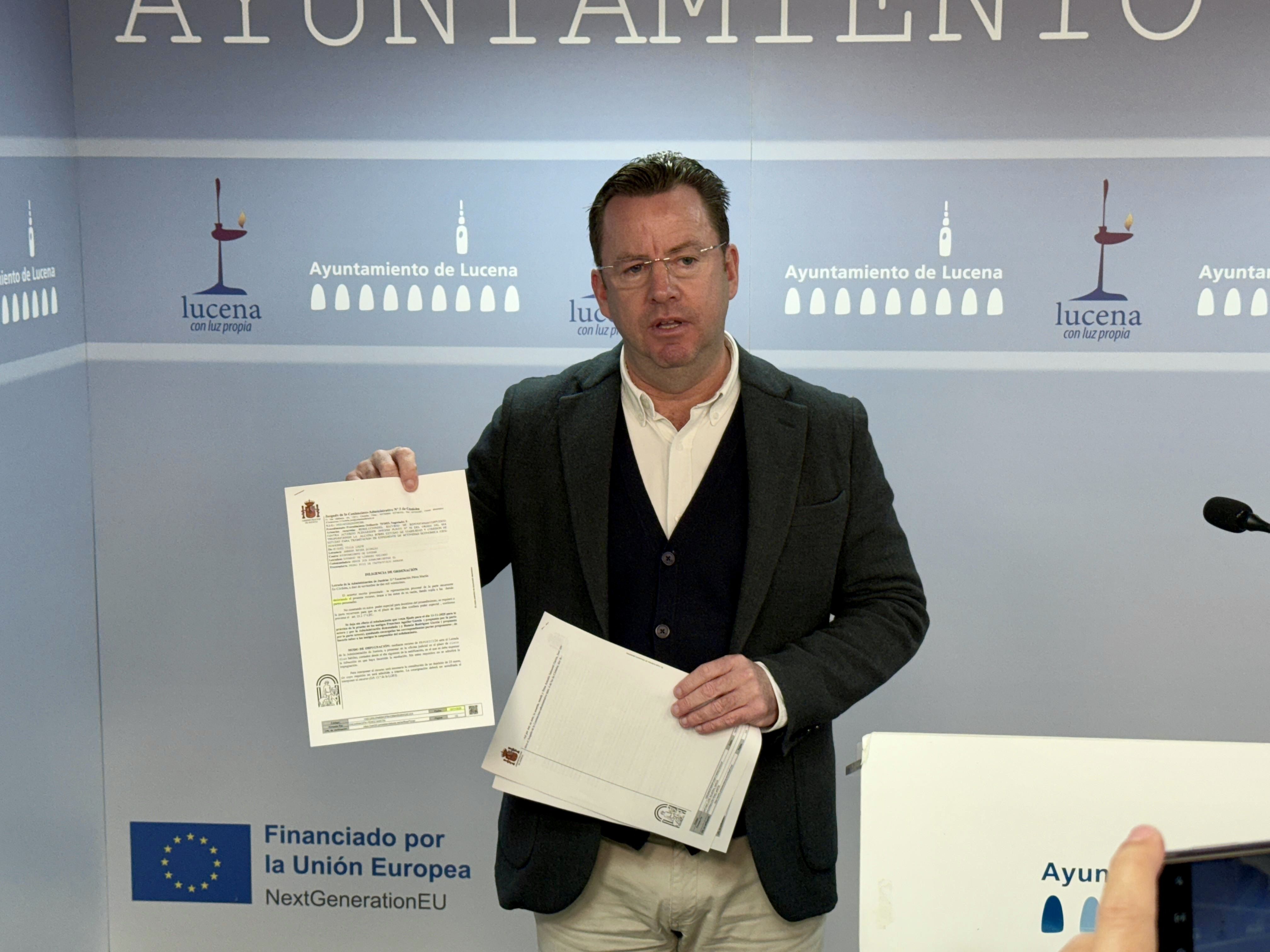 Francis Aguilar muestra el oficio del Juzgado Contencioso-Administrativo nº 3 de Córdoba por el que han tenido conocimiento de la retirada de la demanda Francis Aguilar muestra el oficio del Juzgado Contencioso-Administrativo nº 3 de Córdoba por el que han tenido conocimiento de la retirada de la demanda