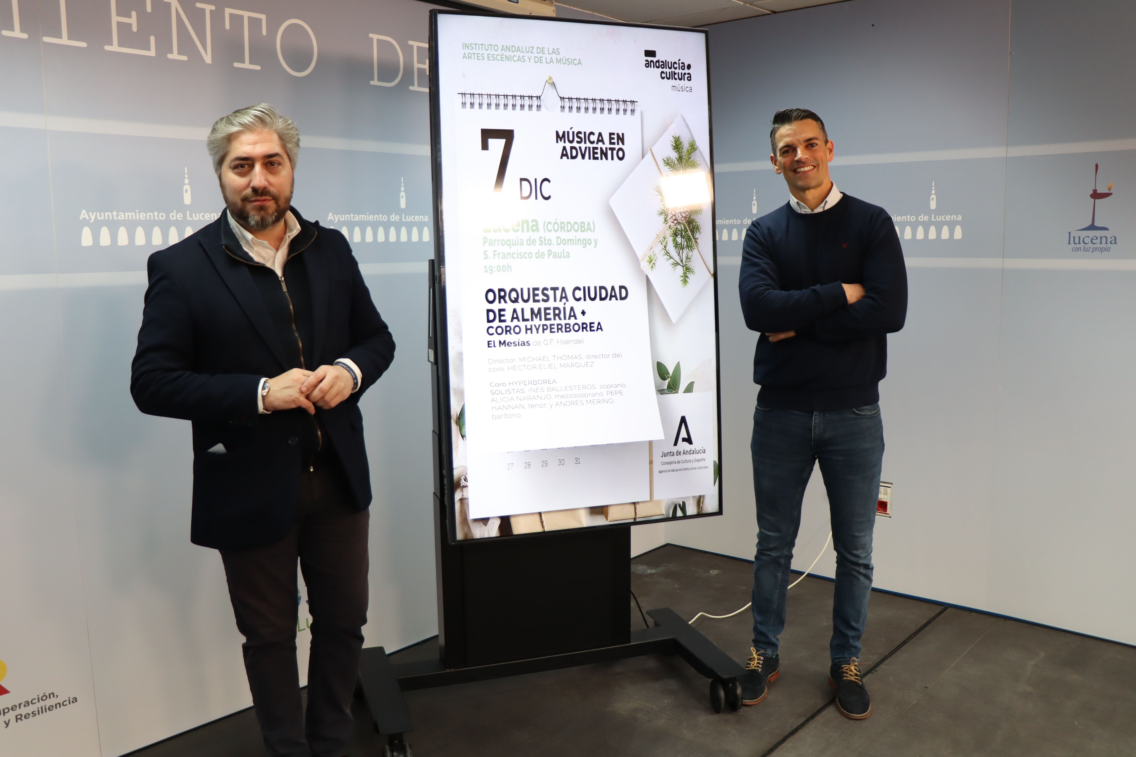 Francisco Barbancho y Domingo Escobar junto al cartel del este gran concierto que podremos disfrutar el domingo en Lucena