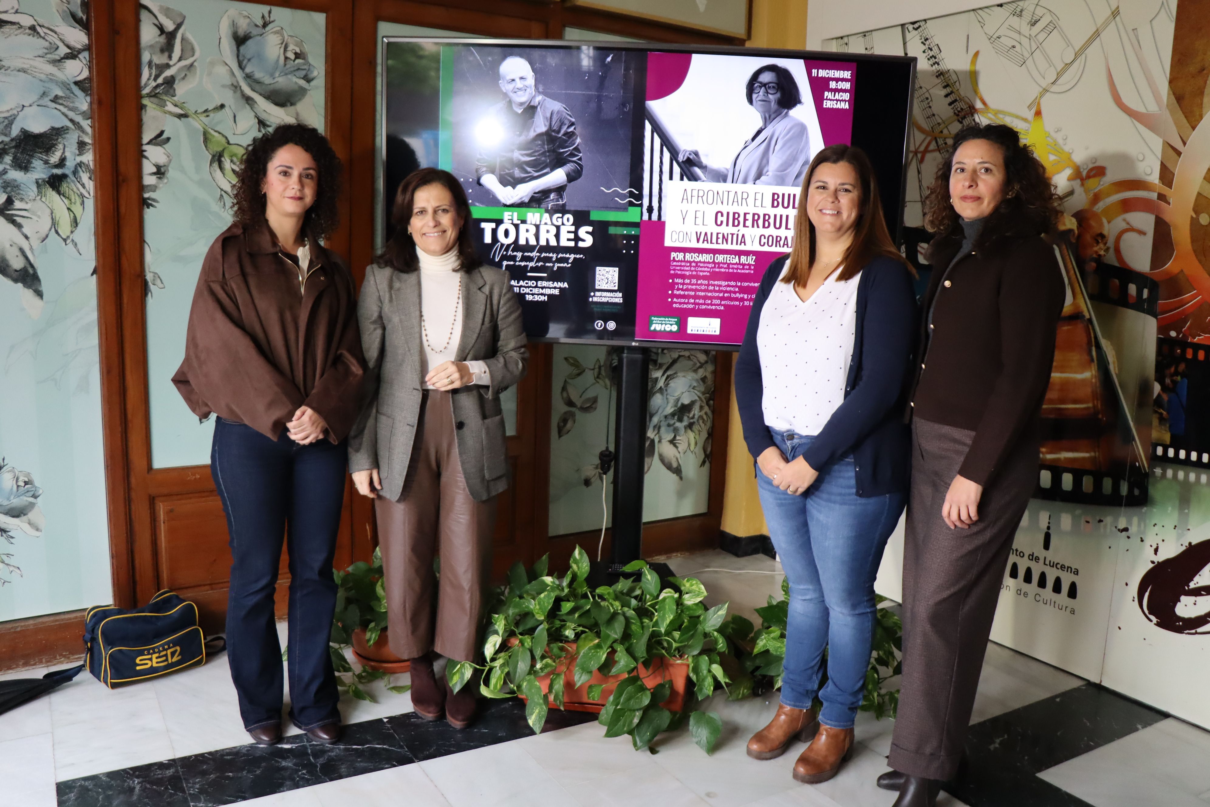 Miriam Ortiz, concejala de Educación, junto a representantes de la federación de AMPAS "Surco"