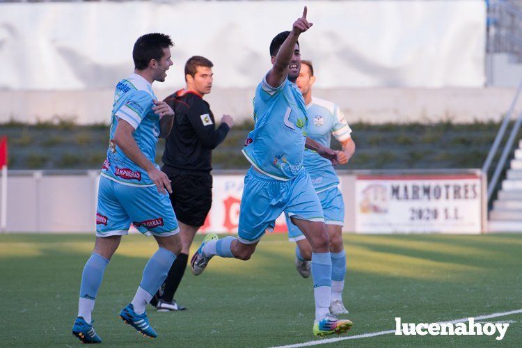  Álex Gil dedica el gol del triunfo del Ciudad de Lucena. SERGIO RODRÍGUEZ 