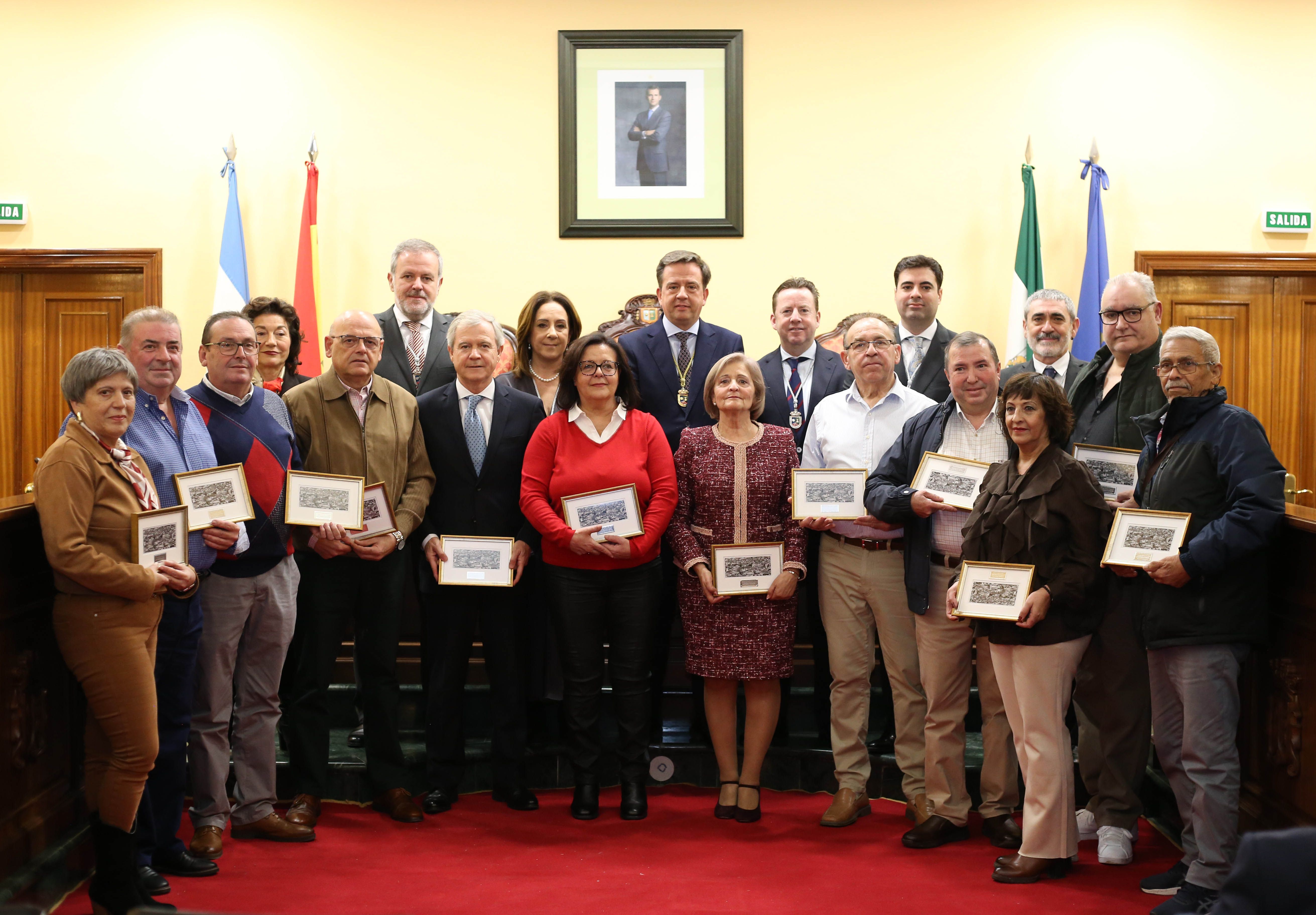 Miembros de la corporación junto a loa homenajeados