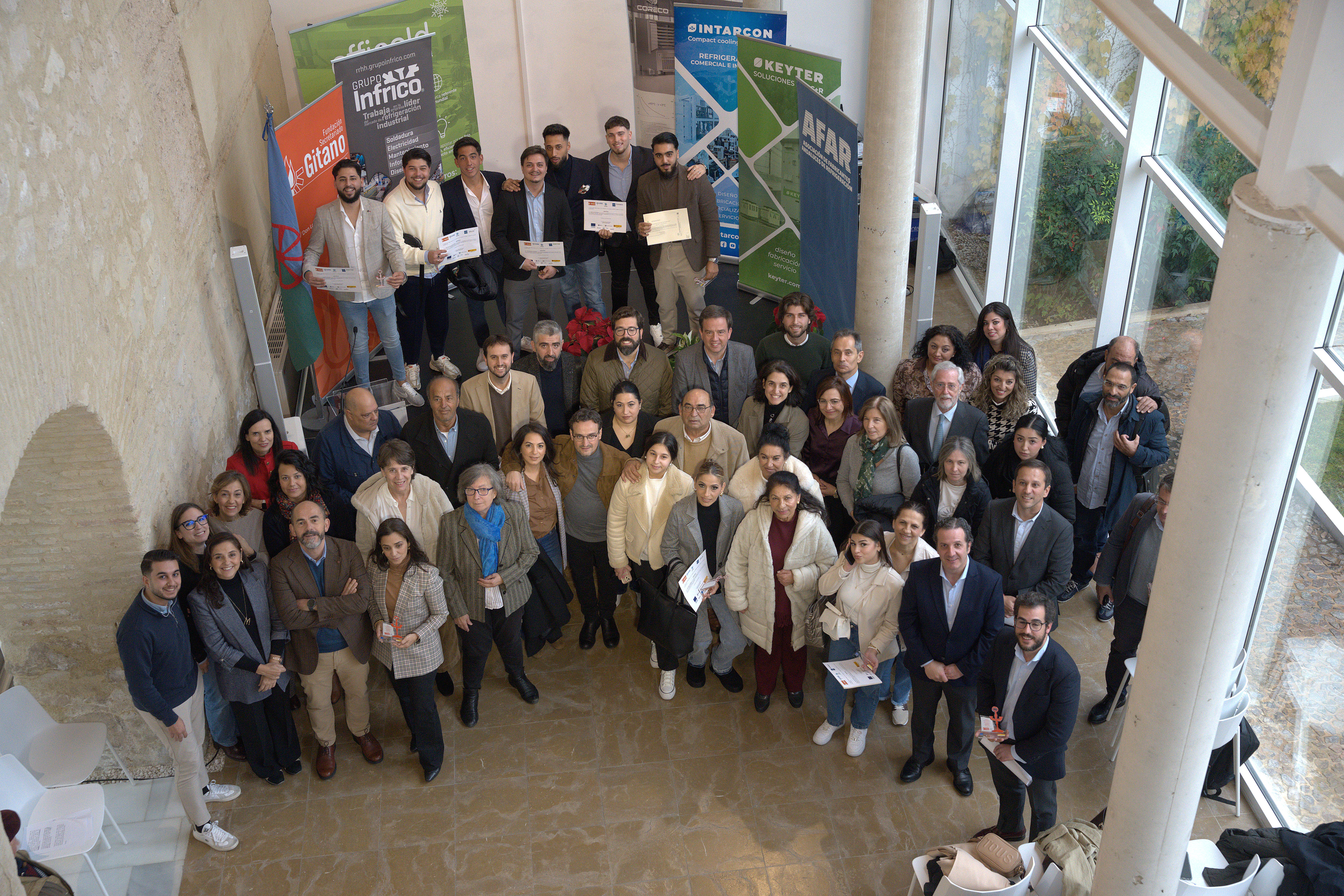 Foto de familia de autoridades, alumnos y familiares tras la celebración del acto de clausura Foto de familia de autoridades, alumnos y familiares tras la celebración del acto de clausura