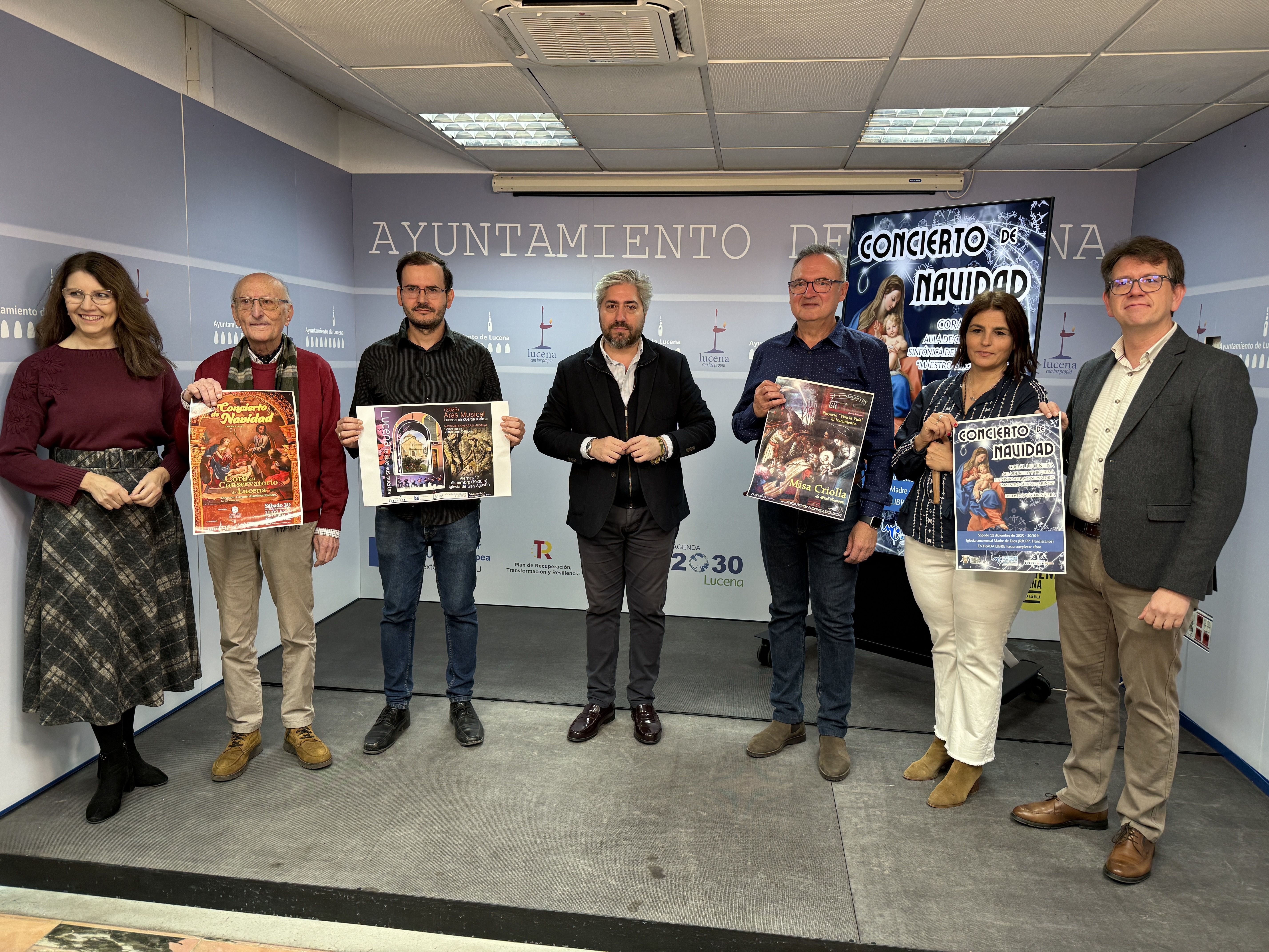 Representantes de los cuatro colectivos musicales locales, durante su exposición junto al edil de Cultura.