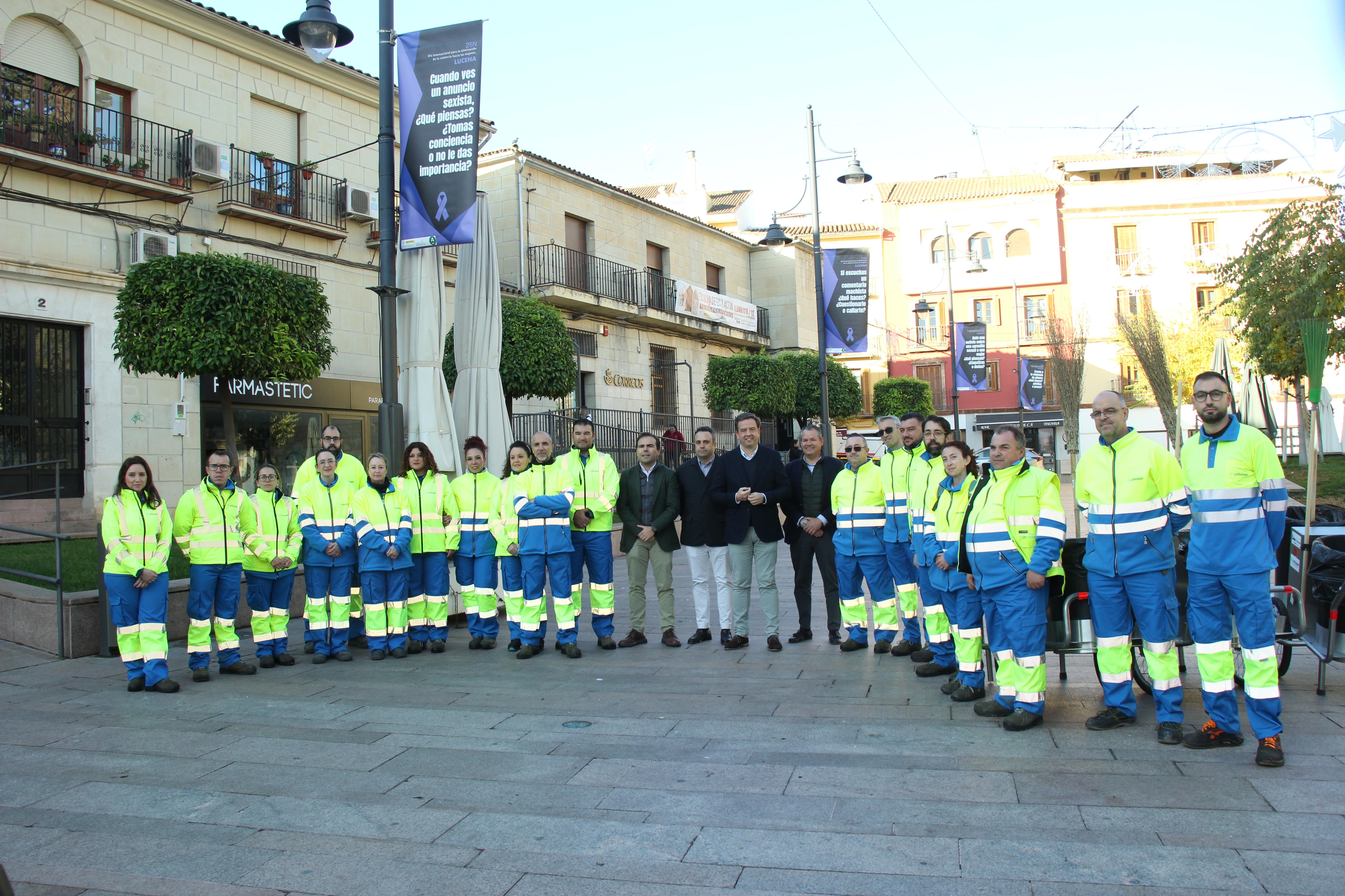 Autoridades y personal de la empresa que se incorpora al servicio Autoridades y personal de la empresa que se incorpora al servicio