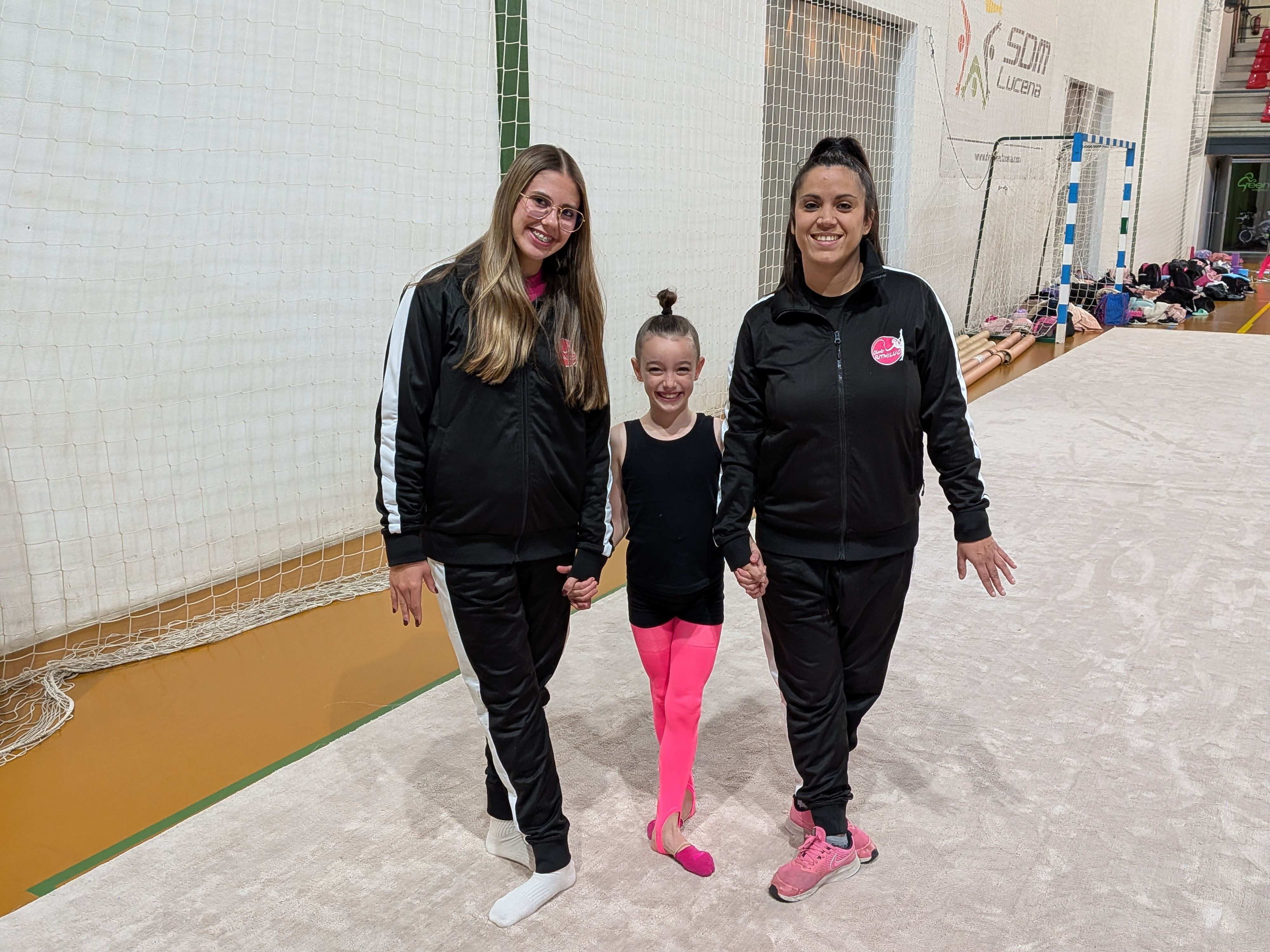 Daniela Conde junto a sus entrenadoras, Guadalupe Palmero Martínez  y María Isabel Márquez Martínez