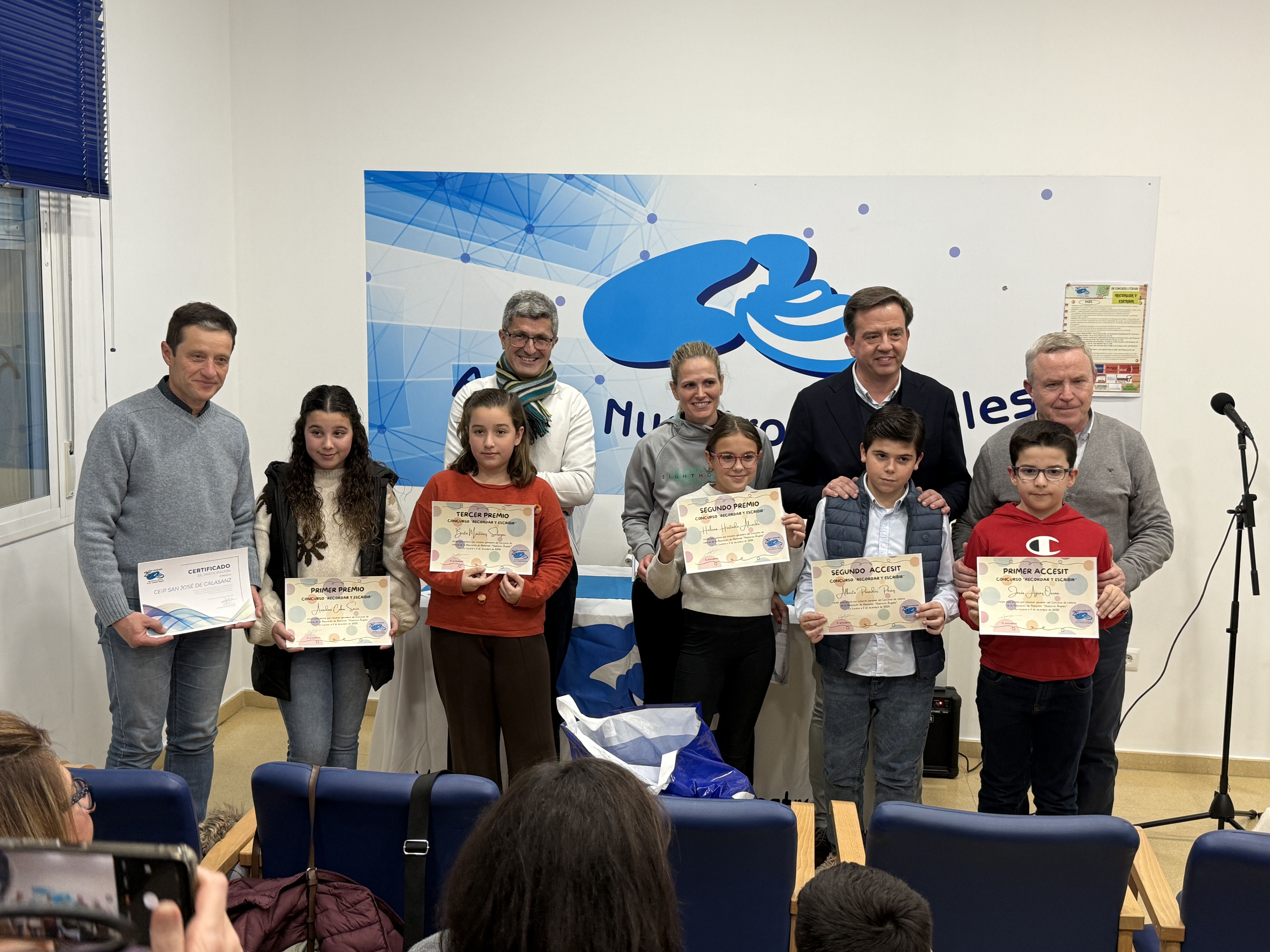 Los alumnos premiados posan junto al presidente de la asociación AFA Nuestros Ángeles, directores de los centros educativos y el alcalde de la localidad.