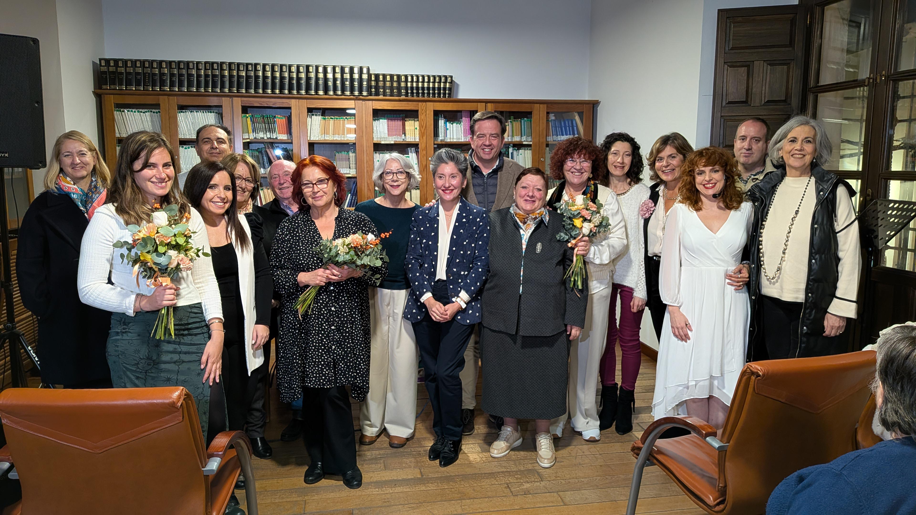 Autoridades, premiadas y miembros del jurado en la foto de familia final del certamen