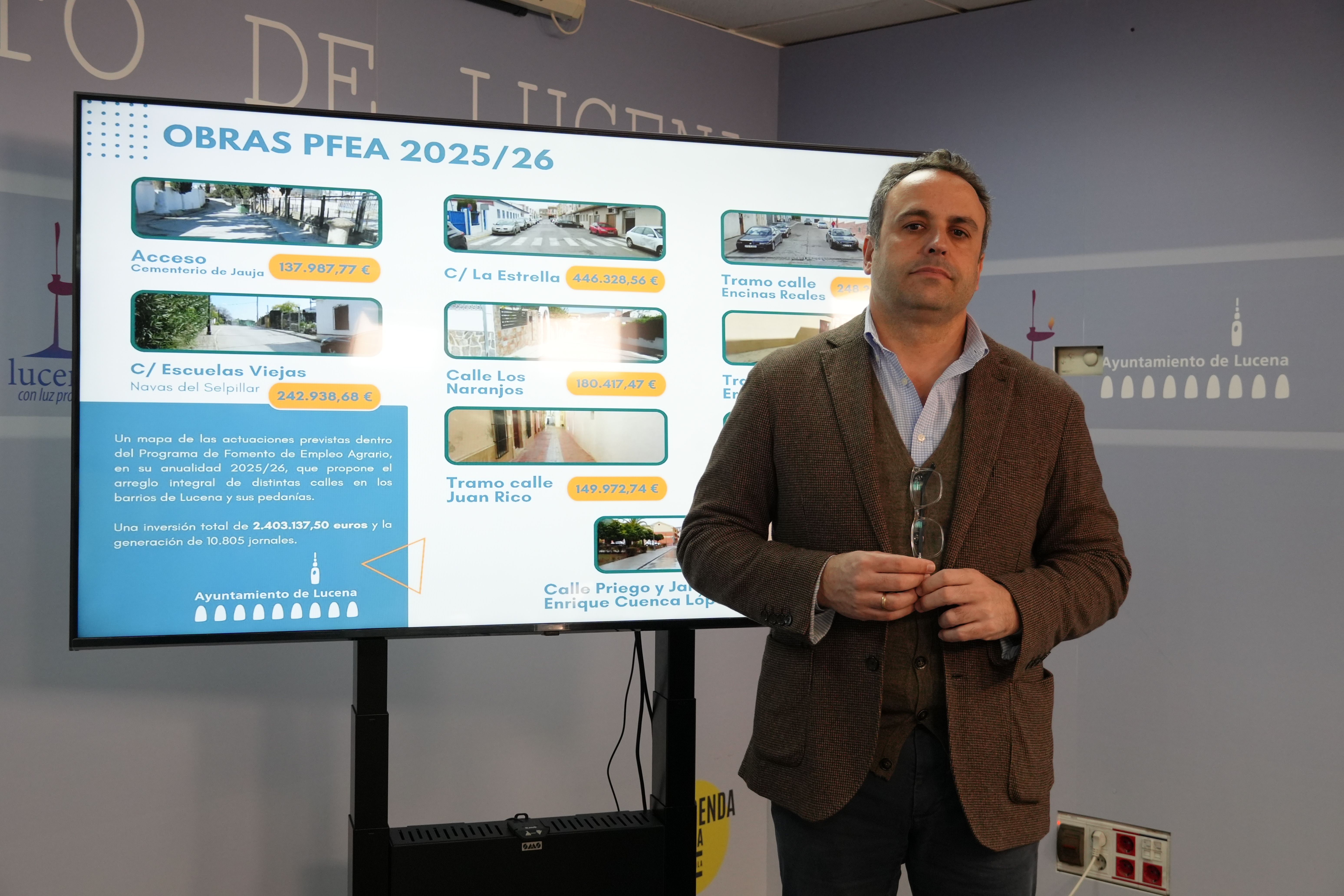 Javier Pineda junto al cartel explicativo de las obras que van a ejecutarse