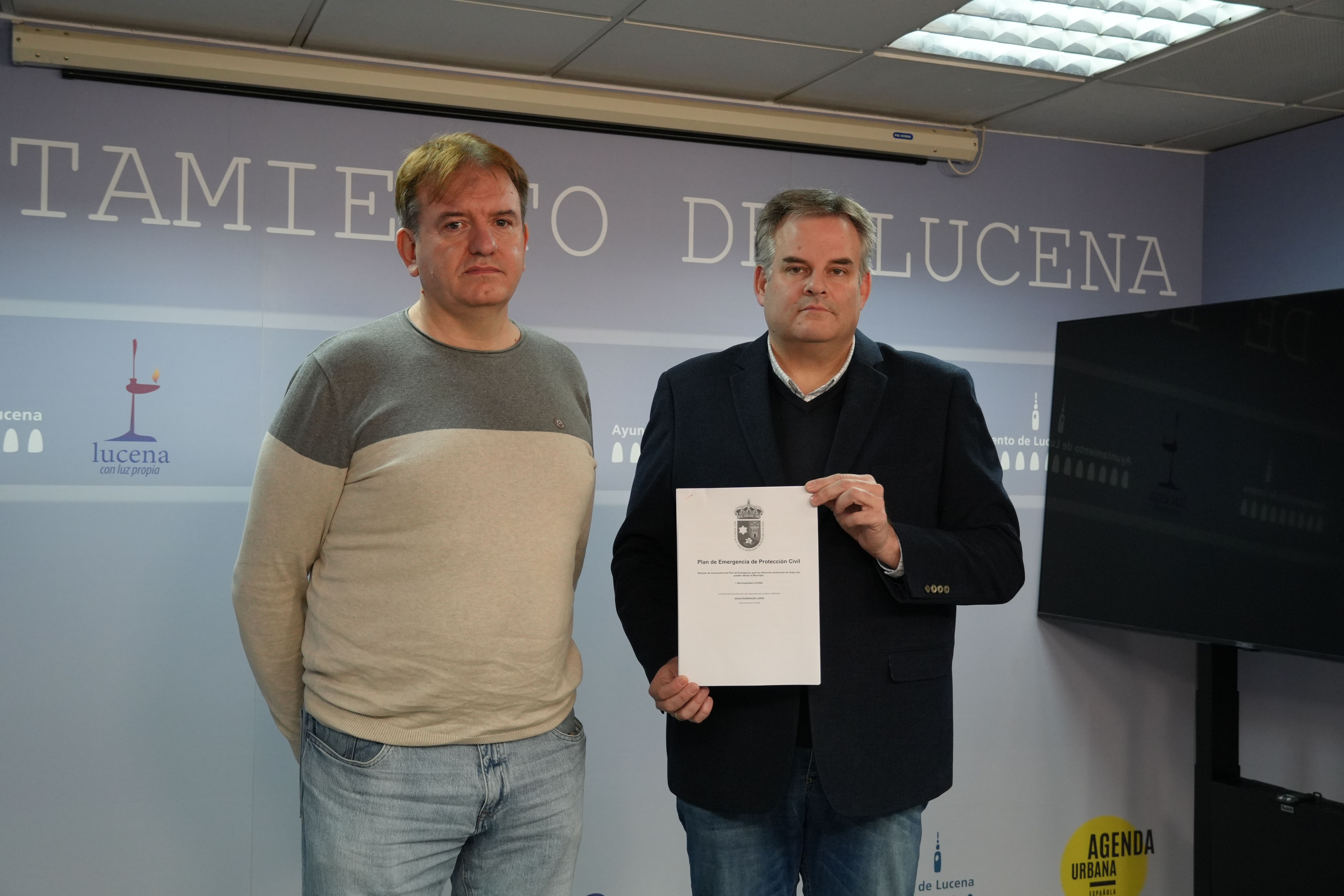 El edil de Seguridad Ciudadana, Ángel Novillo, y Pedro Valverde, coordinador de emergencias del Ayuntamiento.