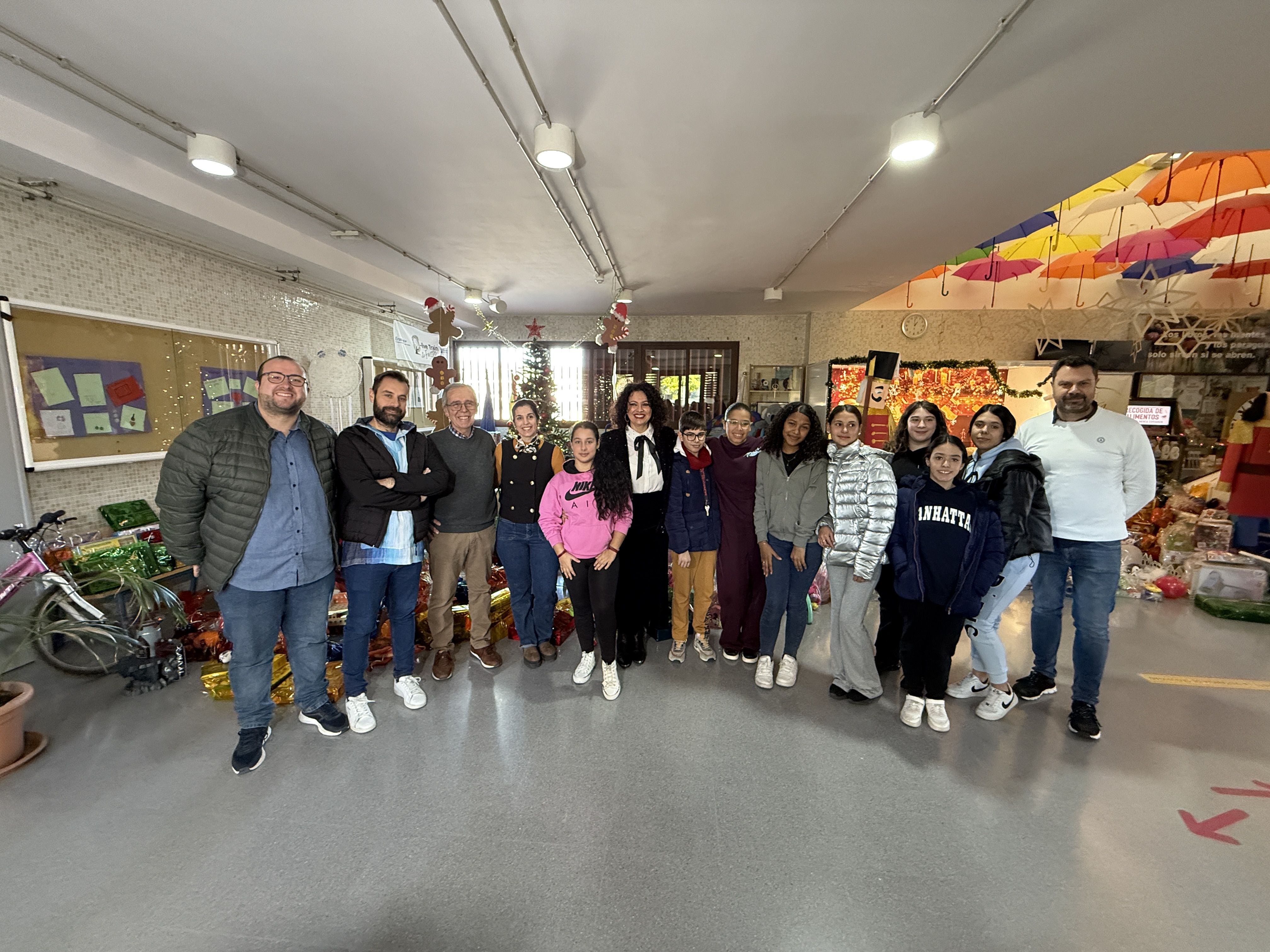 Profesores y alumnado del IES Sierra de Aras junto a representantes de las diferentes ONGs, durante el acto de entrega de juguetes de la actual campaña en las instalaciones del centro.