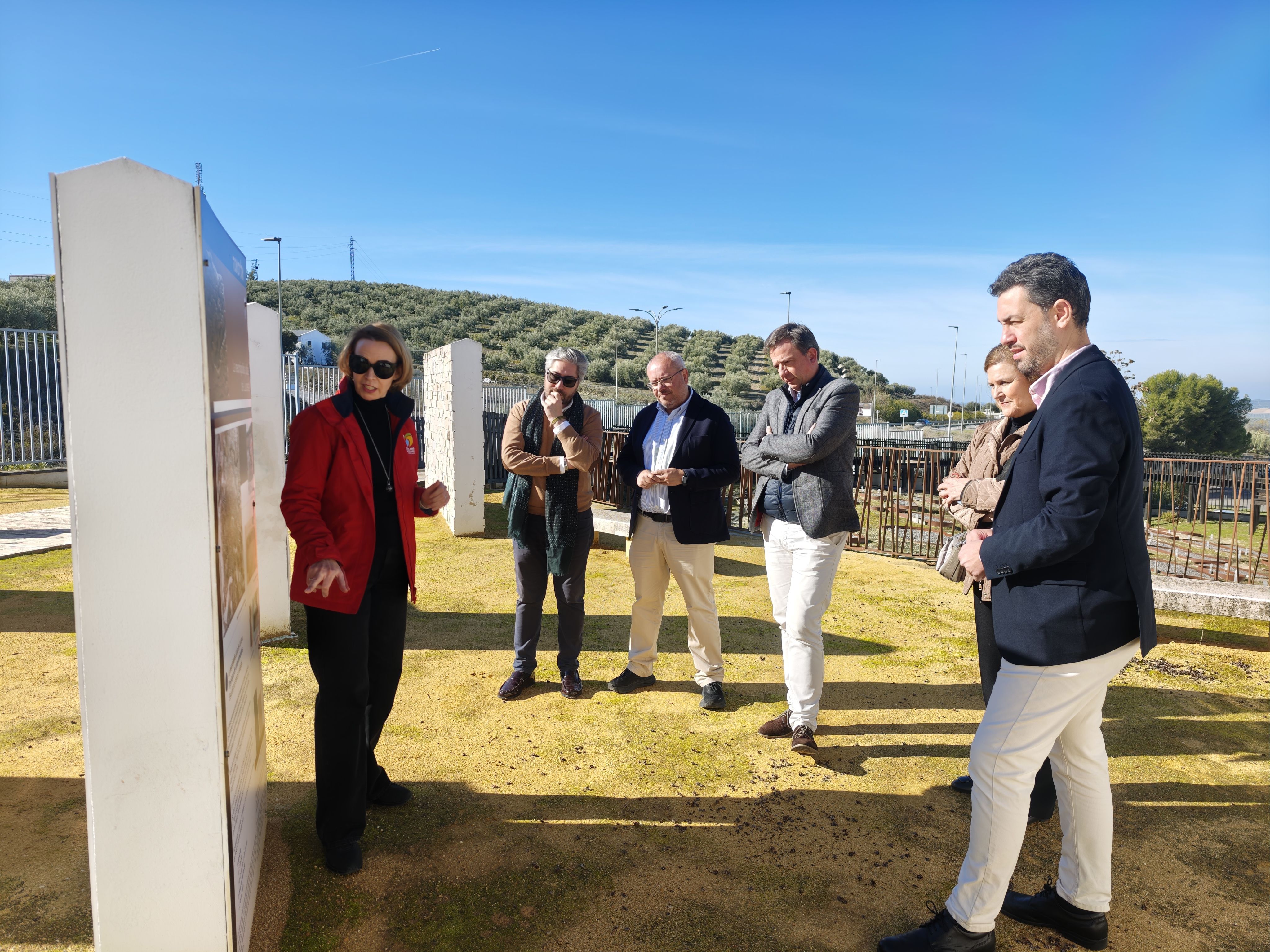 Un momento de la visita a la necrópolis judía lucentina
