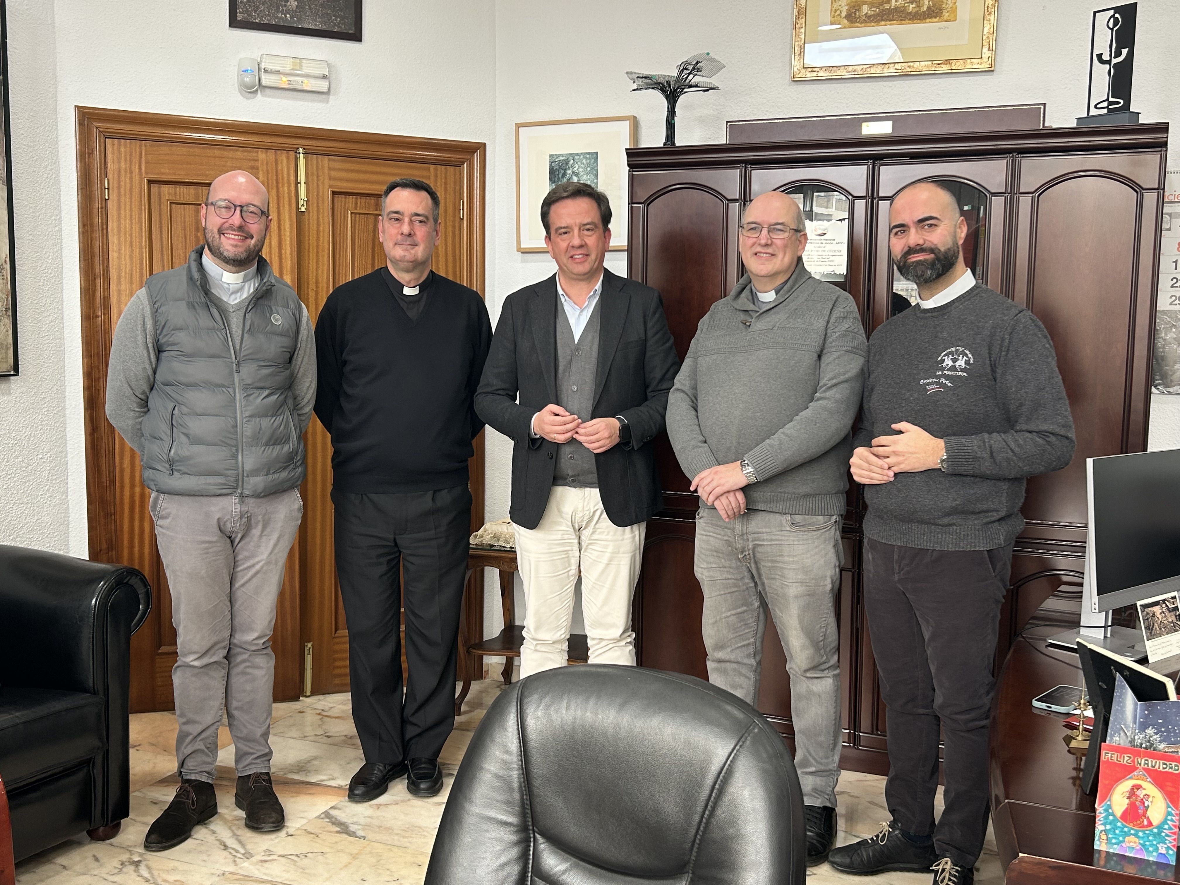 El alcalde de Lucena, Aurelio Fernández, junto a los párrocos y responsables de las distintas delegaciones de Cáritas
