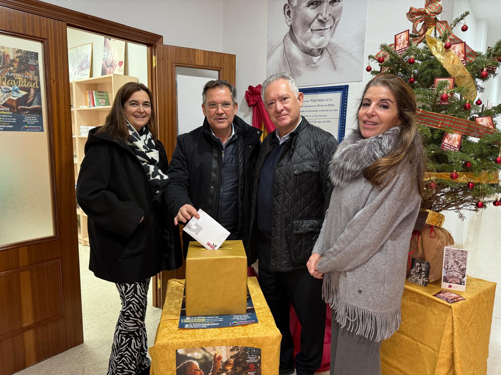 Representantes de Gestoría Aras entregan su donativo para la Campaña de Navidad en el COF San Juan Pablo II