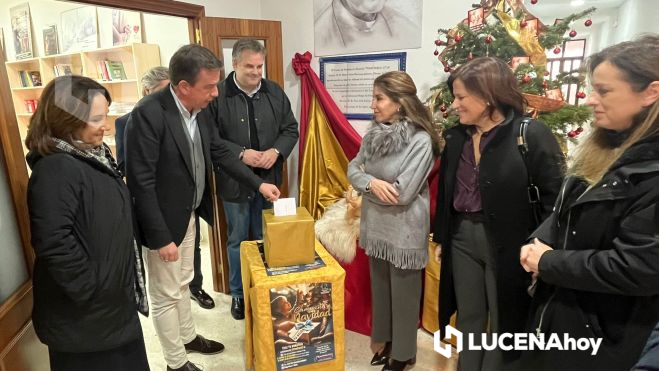 El alcalde de Lucena entrega un donativo para la Campaña de Navidad 