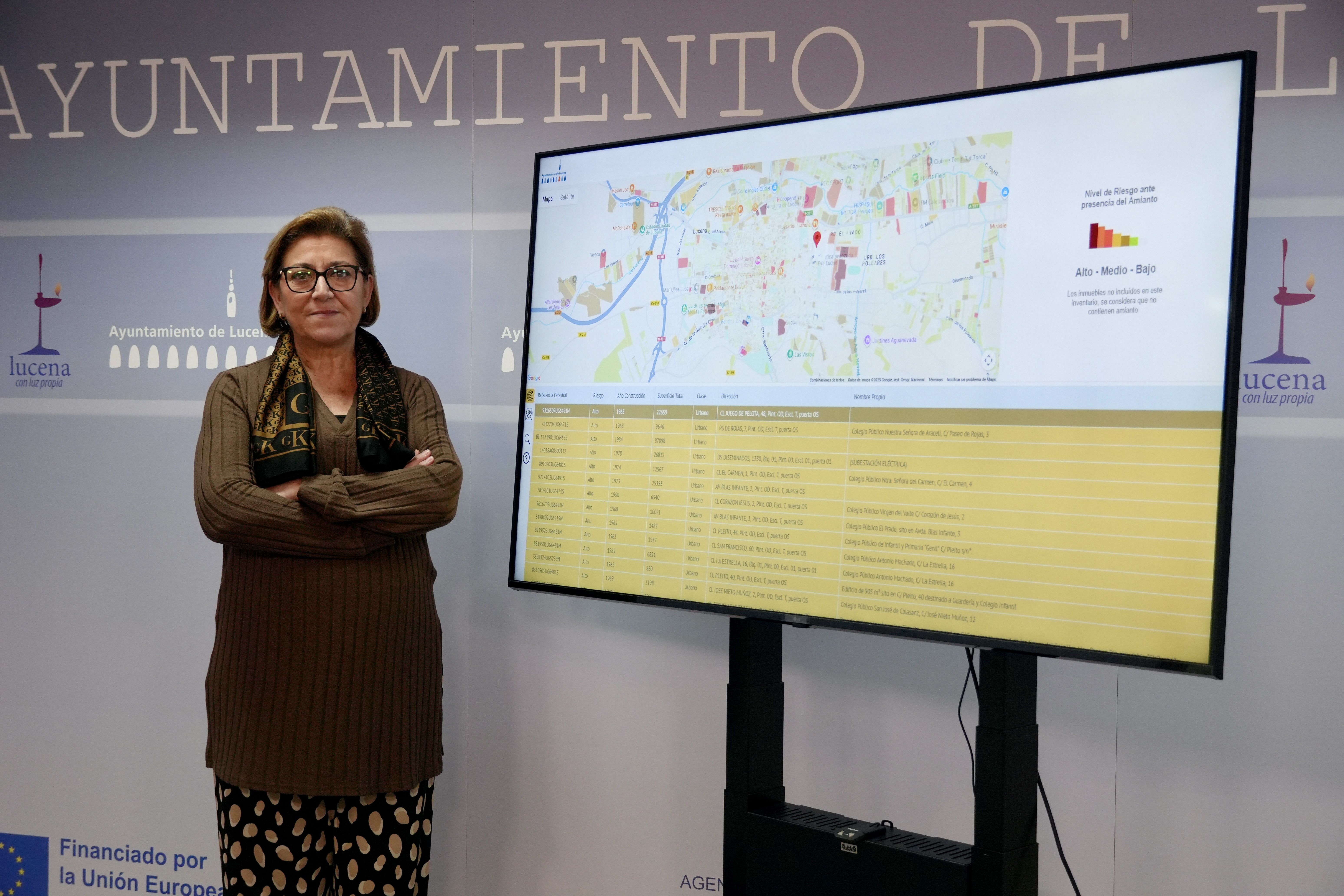 Charo Valverde junto al visor online en el que pueden consultarse las construcciones susceptibles de contener amianto