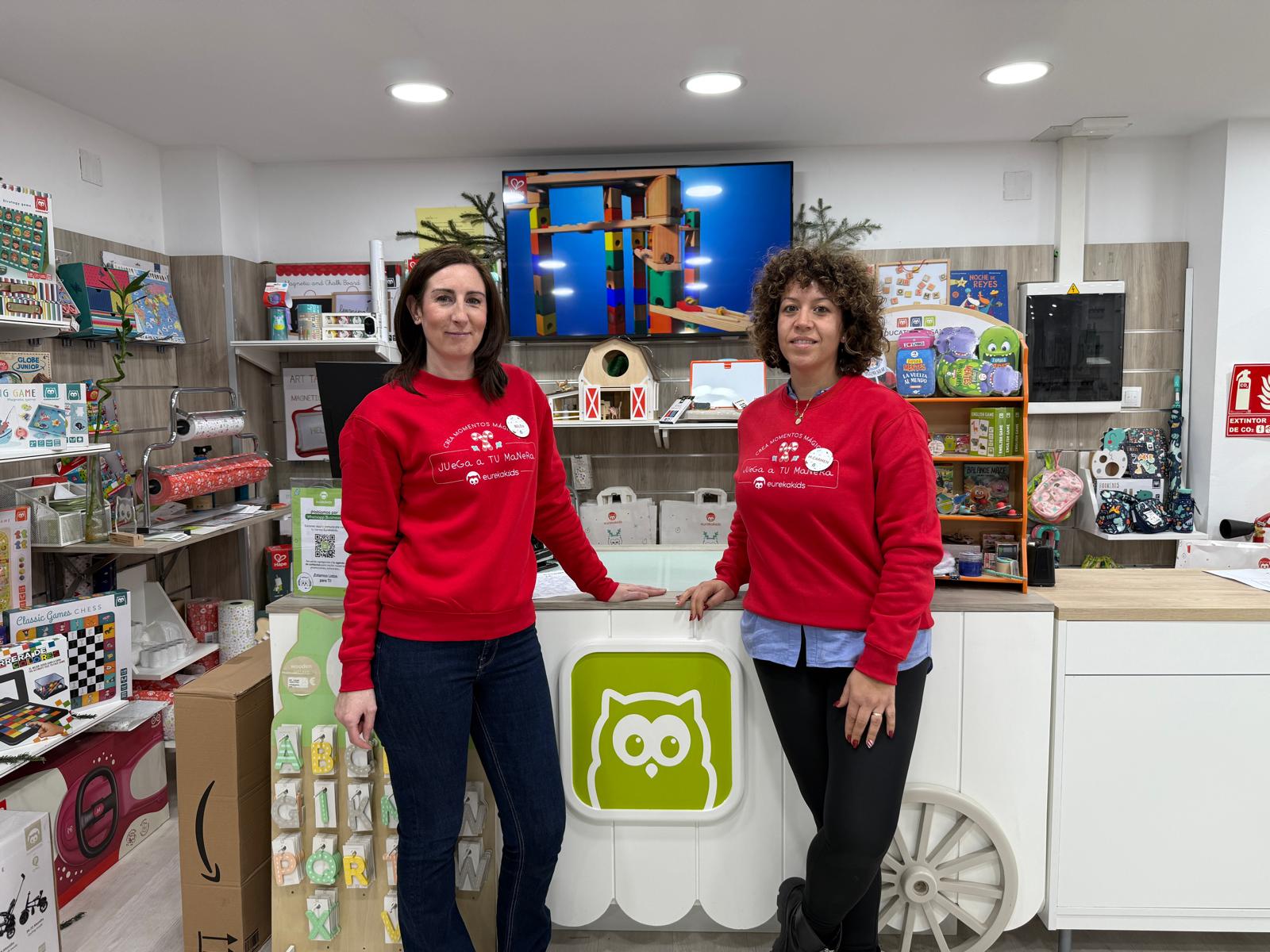 Belen Torres junto a Carmen Molina, gerente de Eureka Kids Lucena, en las nuevas instalaciones de calle Juan Valera.
