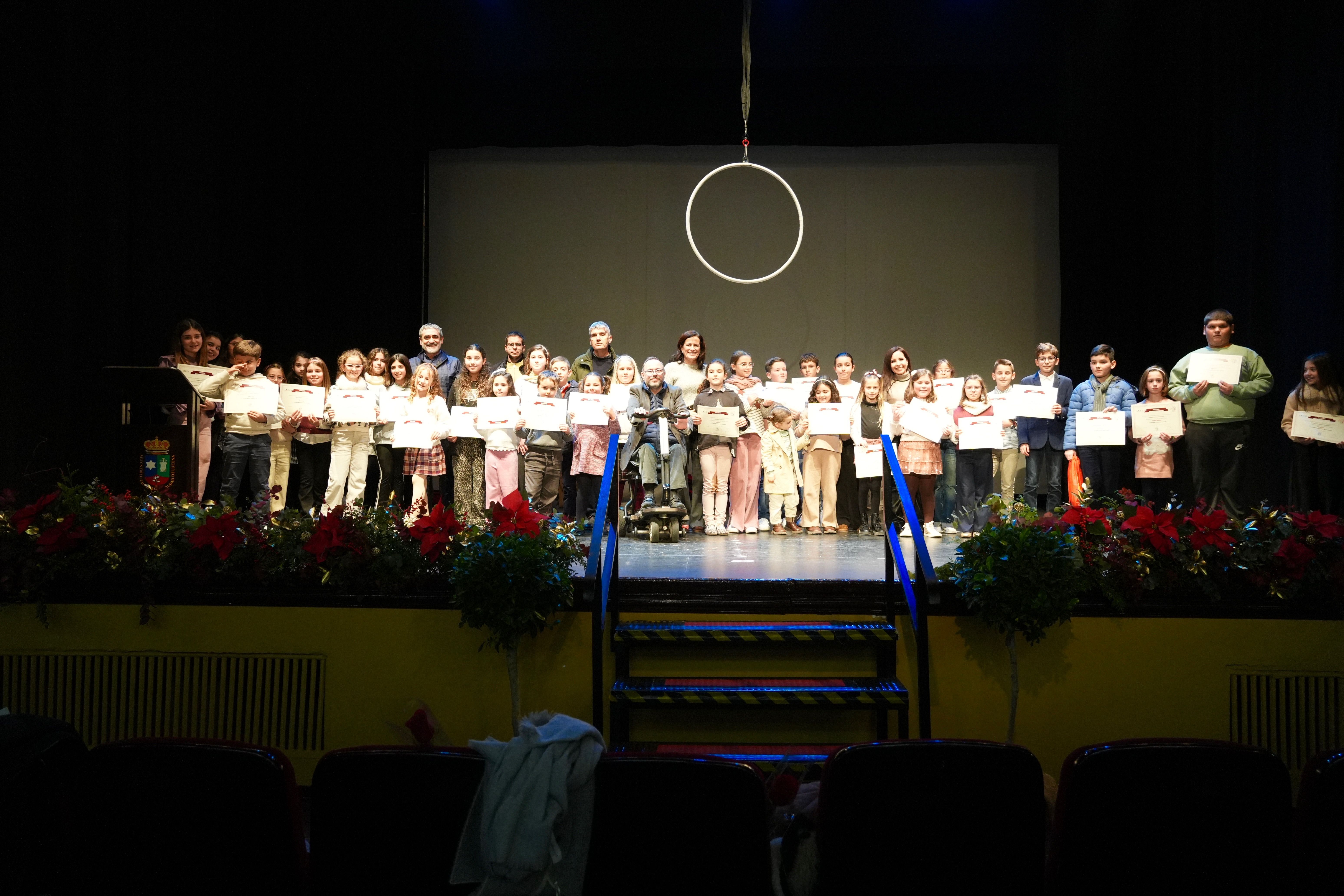 Alumnos distinguidos en esta entrega de premios del IV Certamen Escolar “Ponte en mi lugar” junto a miembros de AMFE y autoridades locales