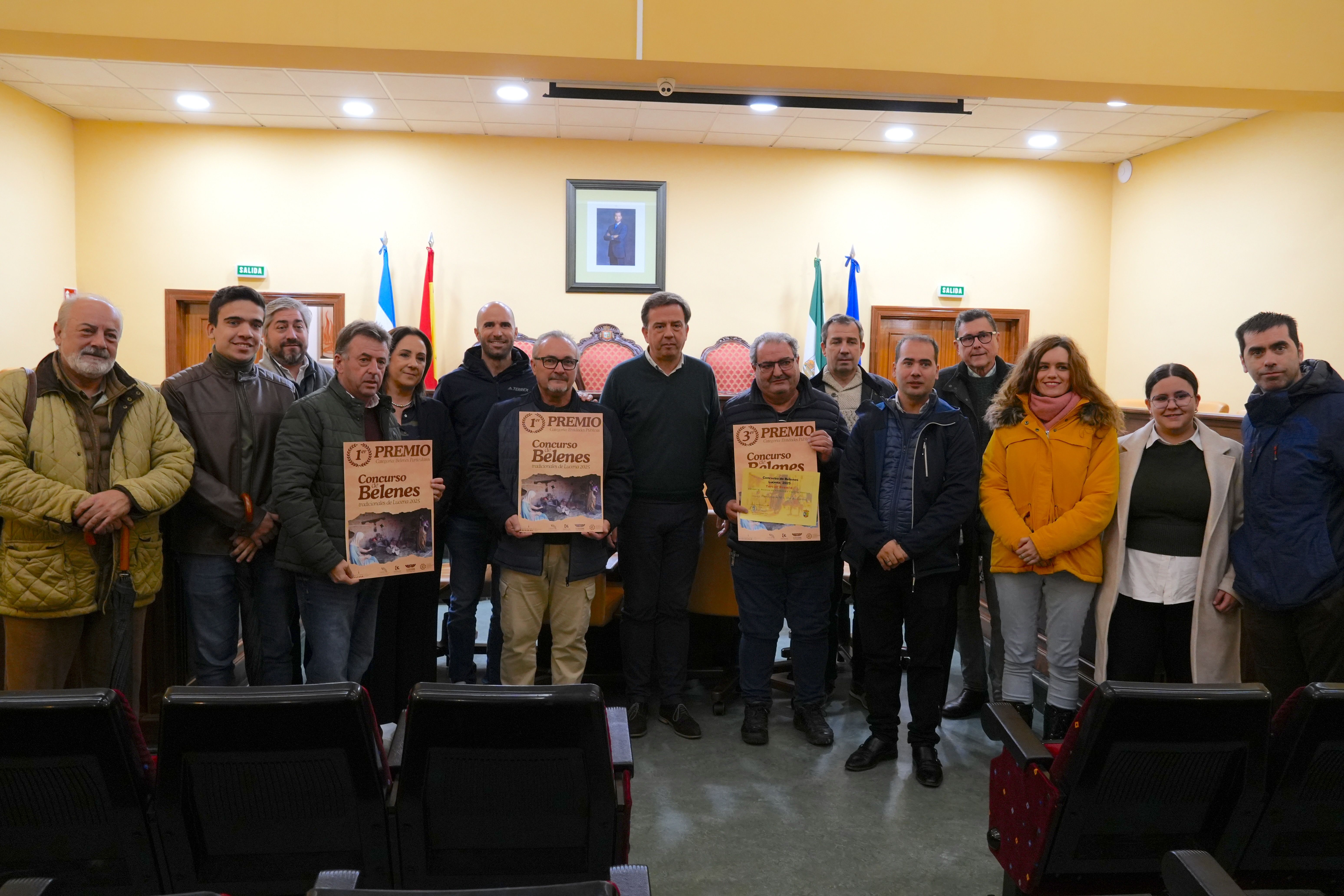 Foto de familia con los premiados de ambas categorías en el Salón de Plenos del Ayuntamiento de Lucena.