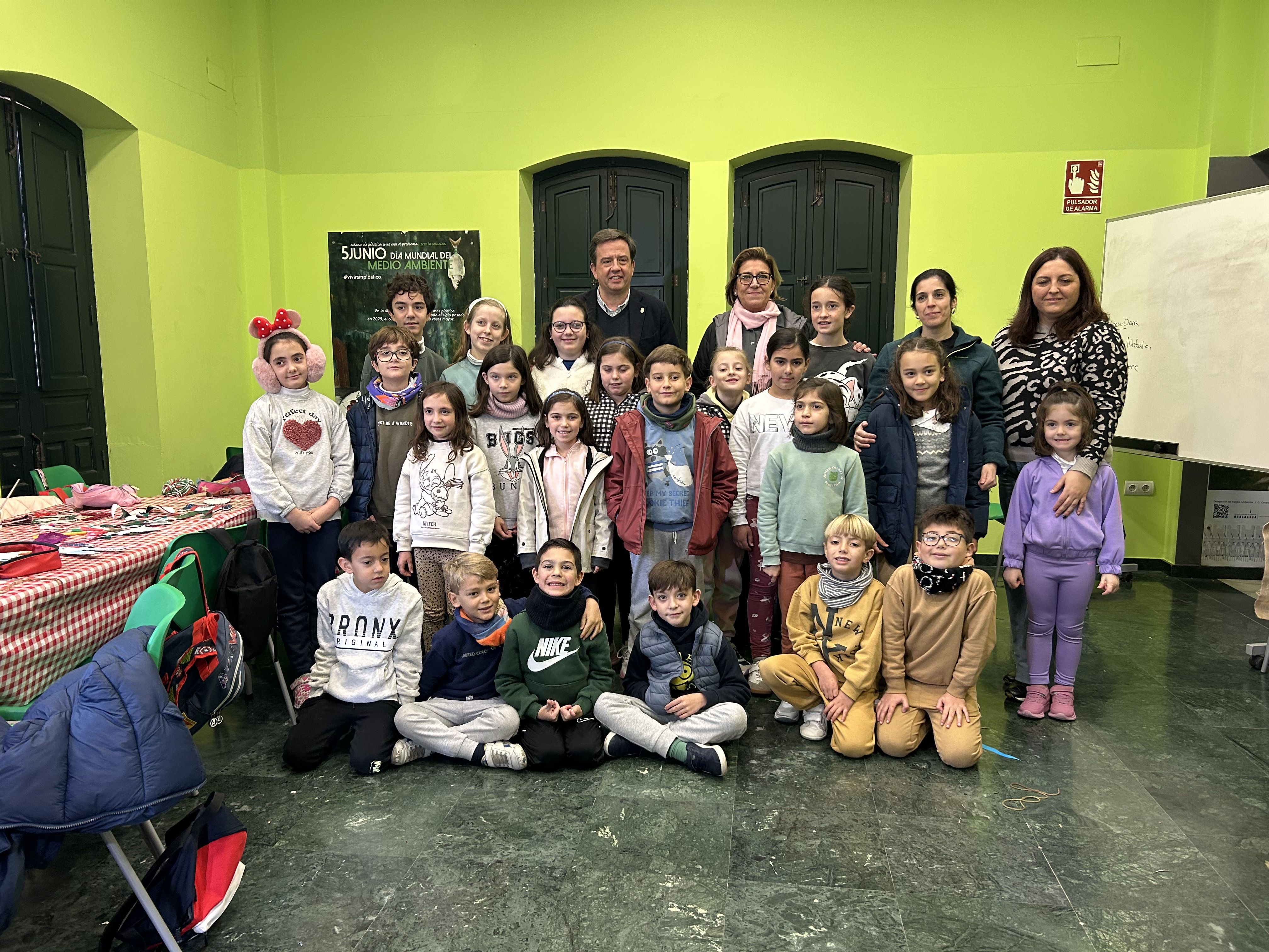 Autoridades, monitoras y alumnos esta mañana en las ludotecas medioambientes