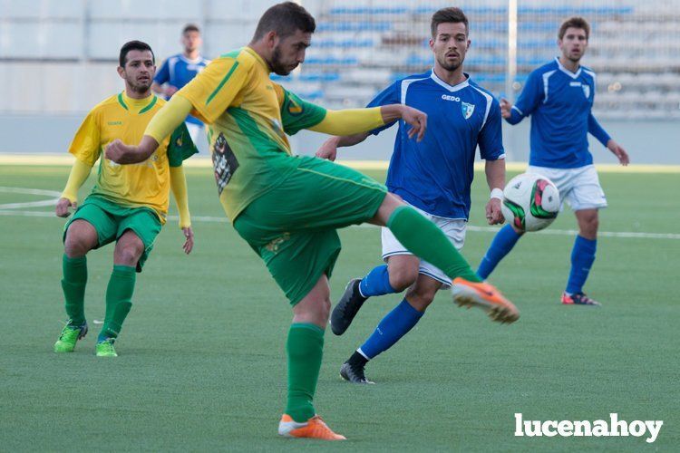  David Soto y Montero se interponen entre el juego de Los Barrios. SERGIO RODRÍGUEZ 