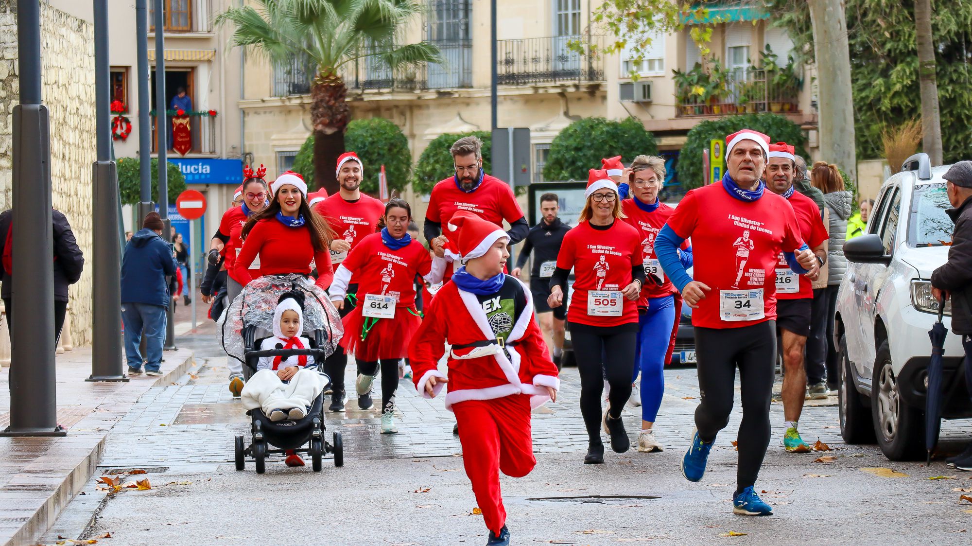Una imagen del excelente ambiente de la carrera San Silvestre de Lucena, celebrada esta mañana
