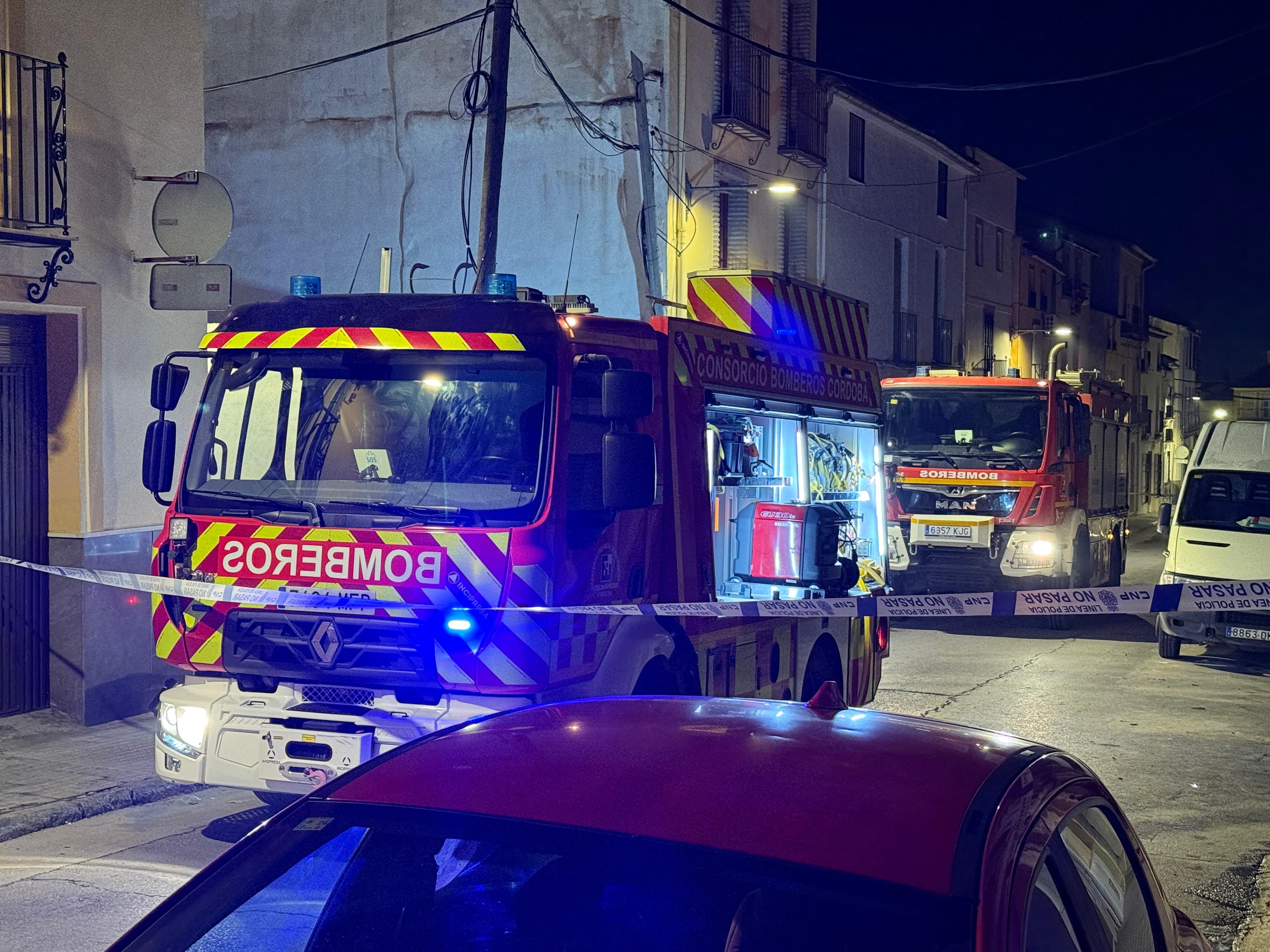 Efectivos del Parque Comarcal de Bomberos de Lucena en el lugar de los hechos