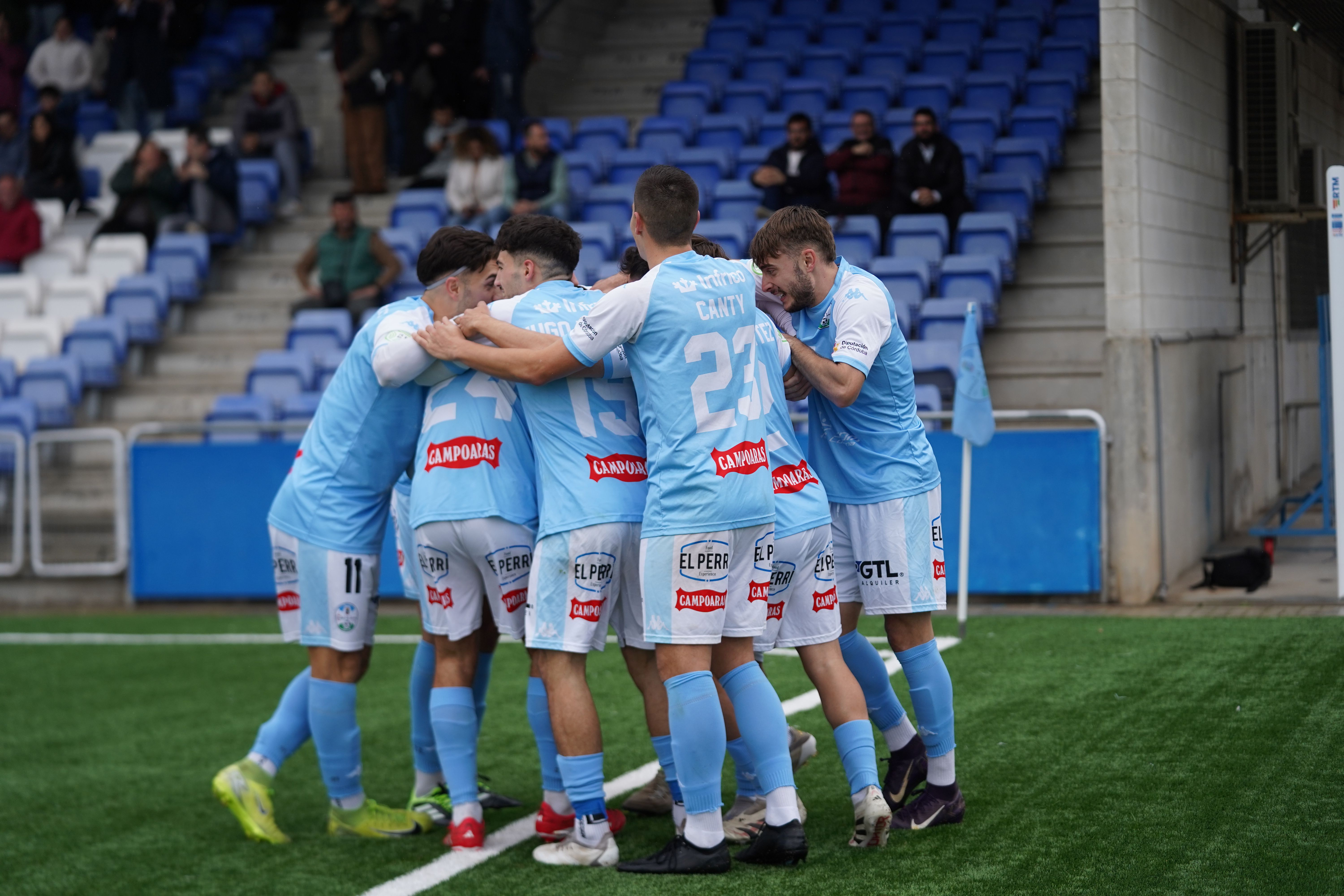 Los jugadores del Ciudad de Lucena celebran el primer gol del partido. Foto: Antonio Dávila
