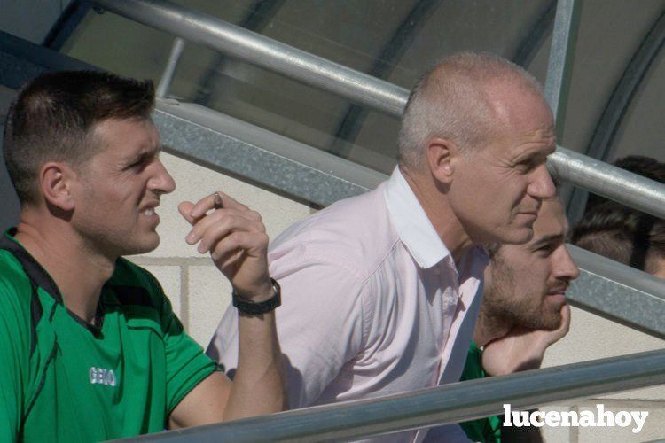  Rafael Carrillo, entrenador del Lucena, junto a sus ayudantes. ARCHIVO/SERGIO RODRÍGUEZ 