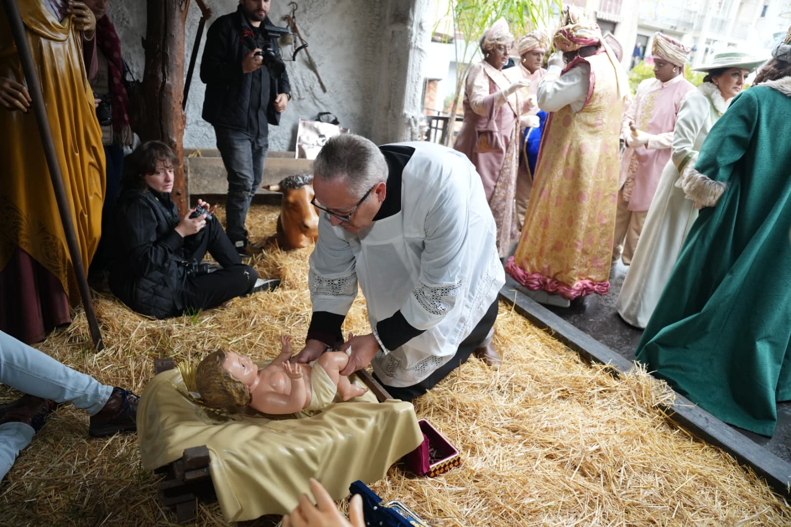 Los Reyes Magos acuden al portal de Belén para la Adoración al Niño Jesús