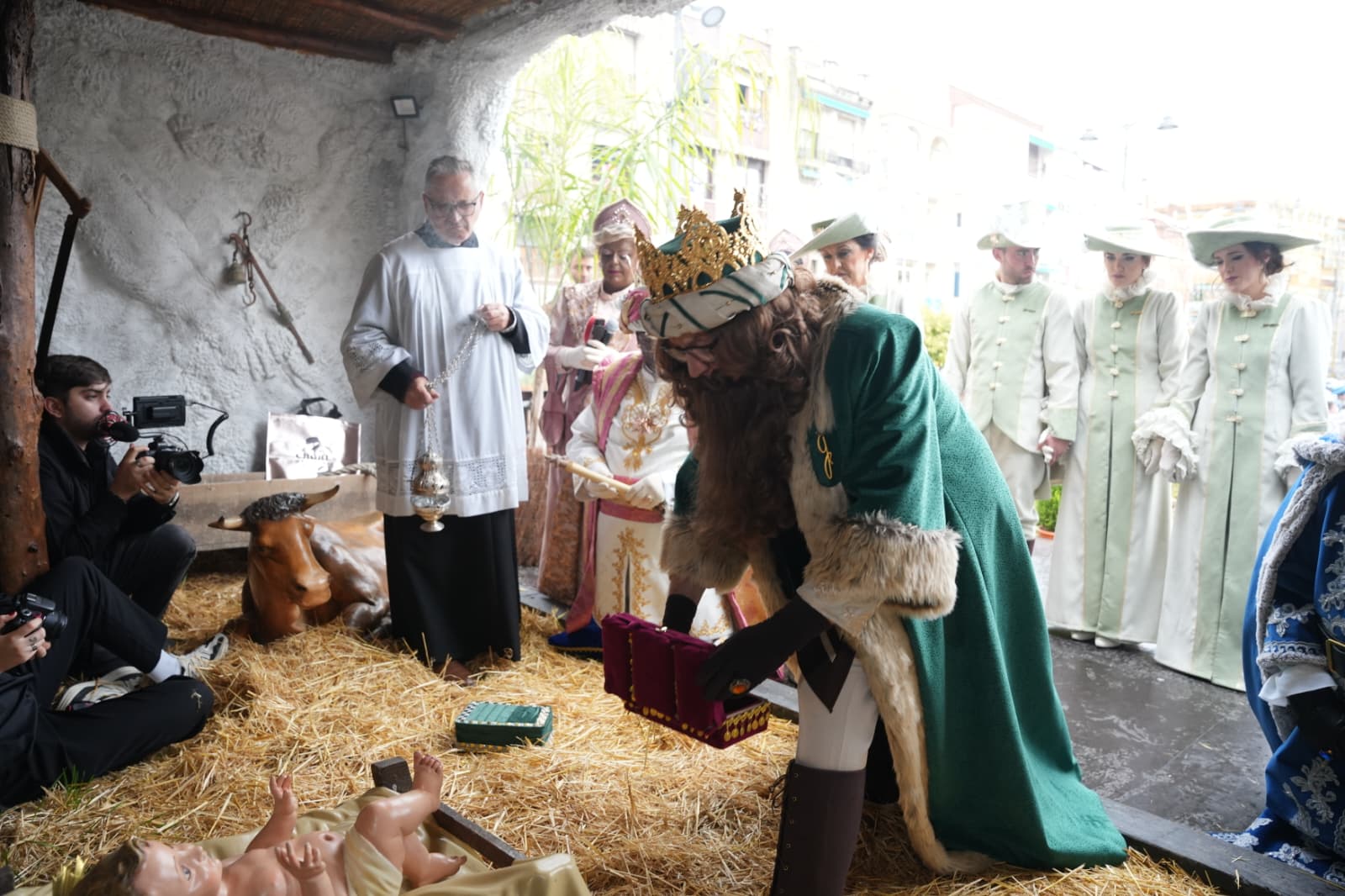 Los Reyes Magos acuden al portal de Belén para la Adoración al Niño Jesús