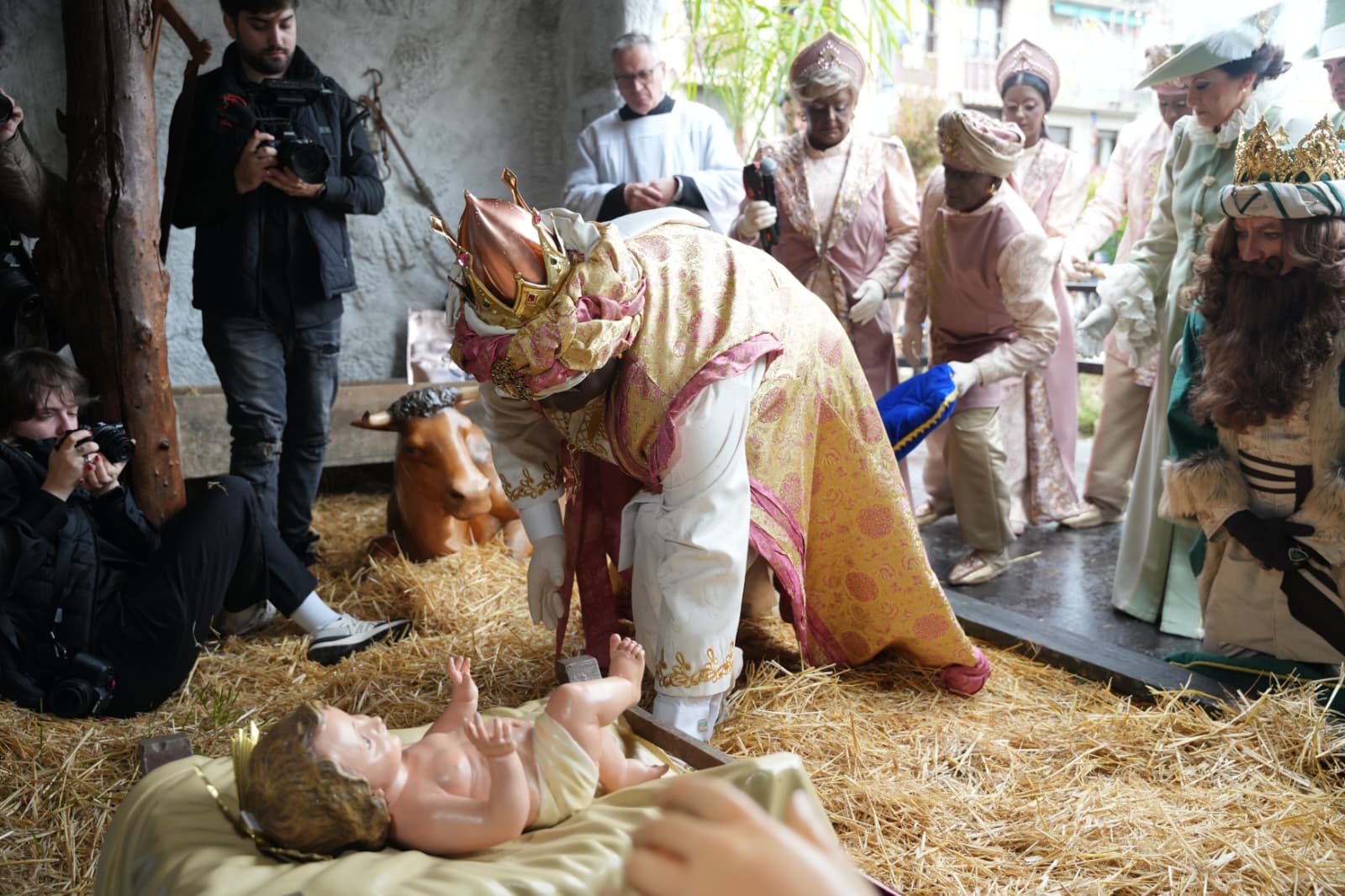 Los Reyes Magos acuden al portal de Belén para la Adoración al Niño Jesús