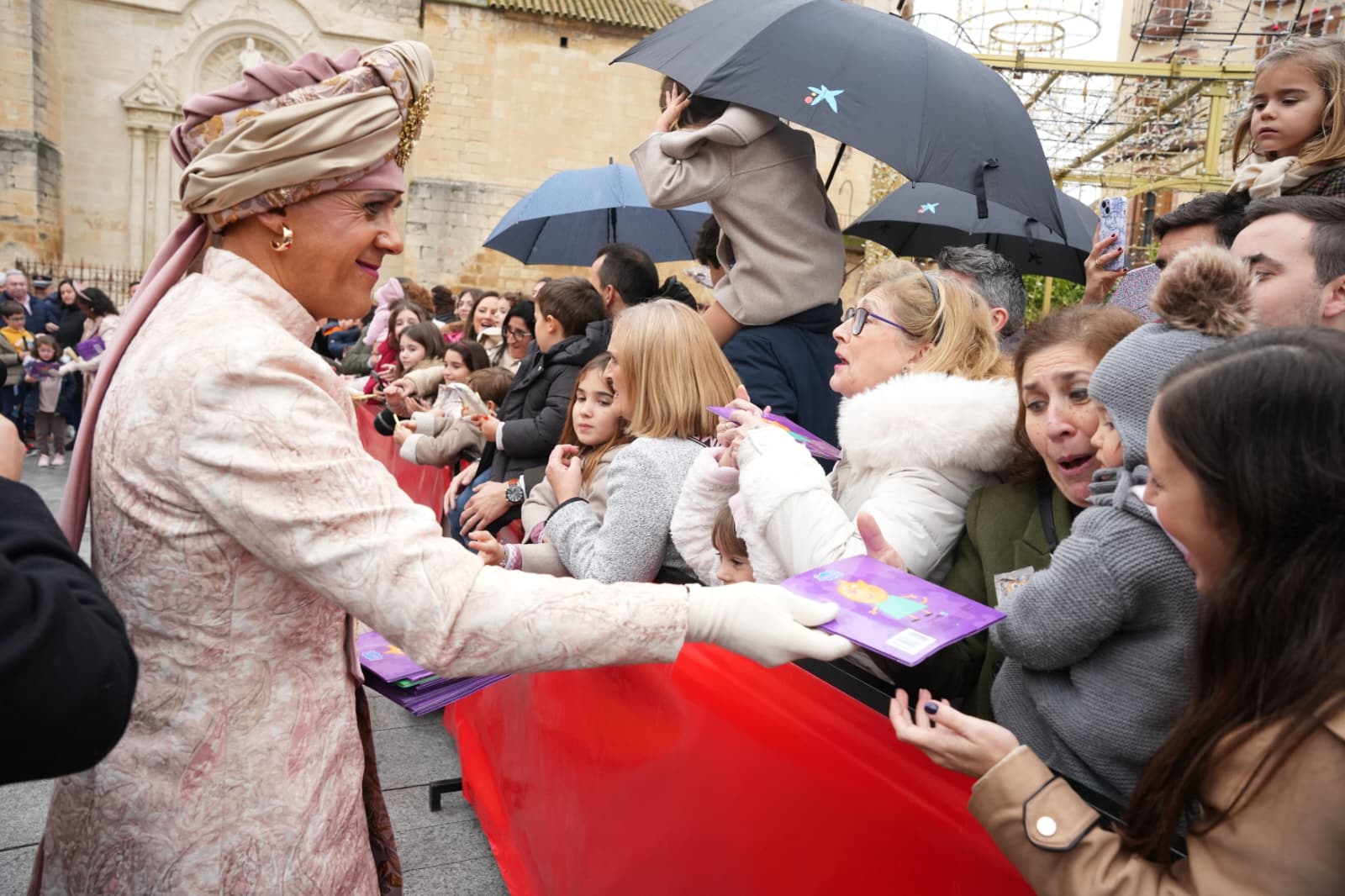 Los Reyes Magos acuden al portal de Belén para la Adoración al Niño Jesús