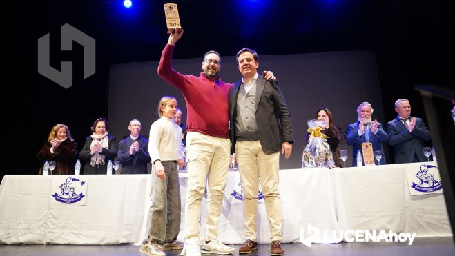 Entrega del primer premio por parte del alcalde de Lucena