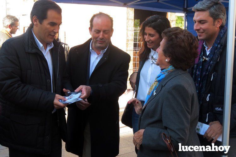  José Antonio Nieto y Paco Huertas han departido con los ciudadanos en la Plaza Nueva. 