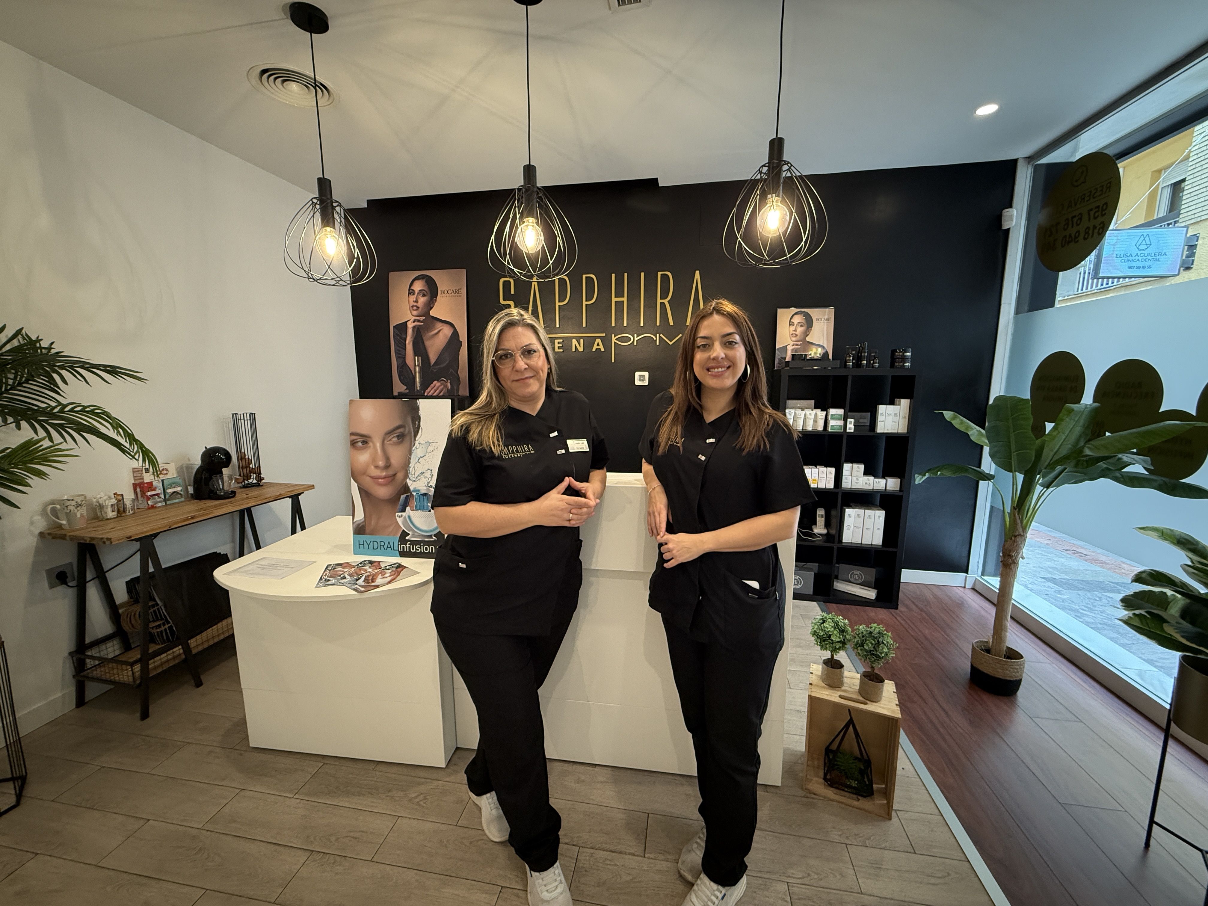 Mariluz Jiménez y Cristina Serrano, técnicas en estética de Sapphira Privé Lucena, en las instalaciones del centro.