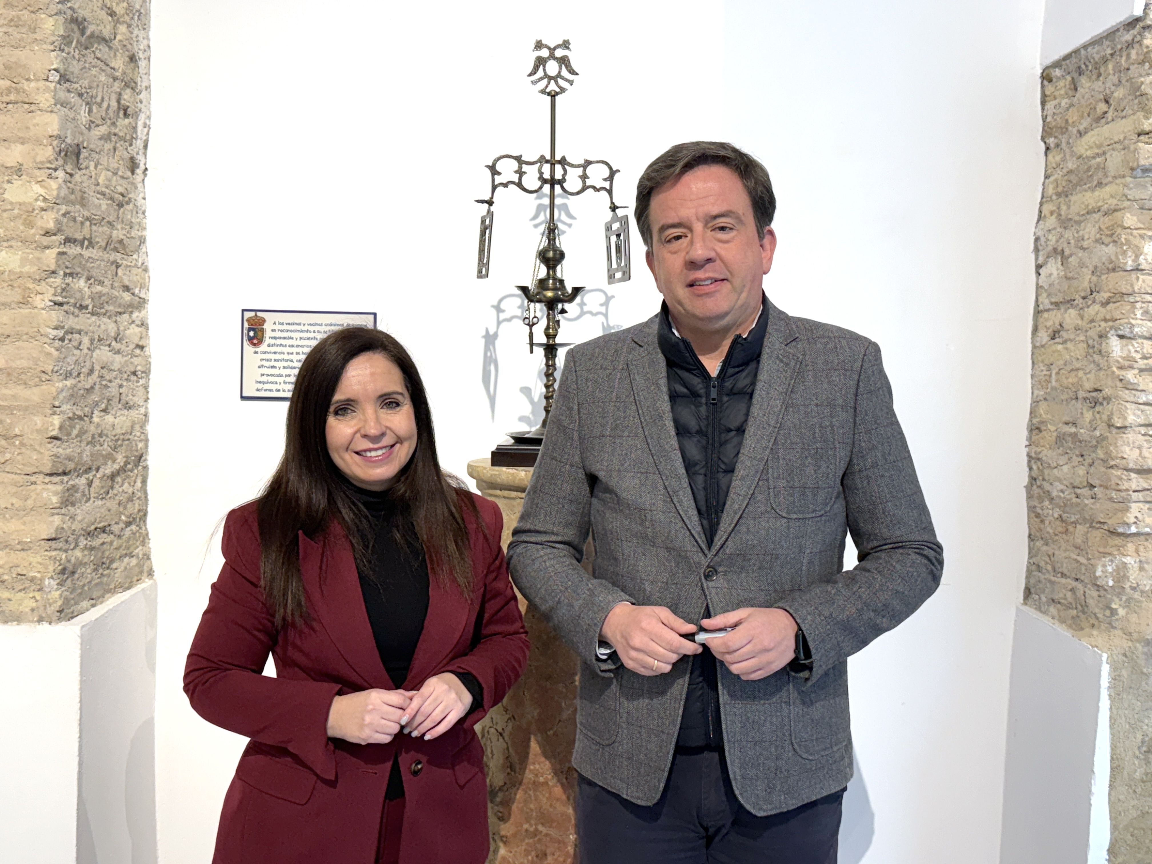 El alcalde de Lucena, Aurelio Fernández y la diputada delegada de Derechos Sociales, Irene Aguilera, detallan las inversiones de la institución provincial para 2026.