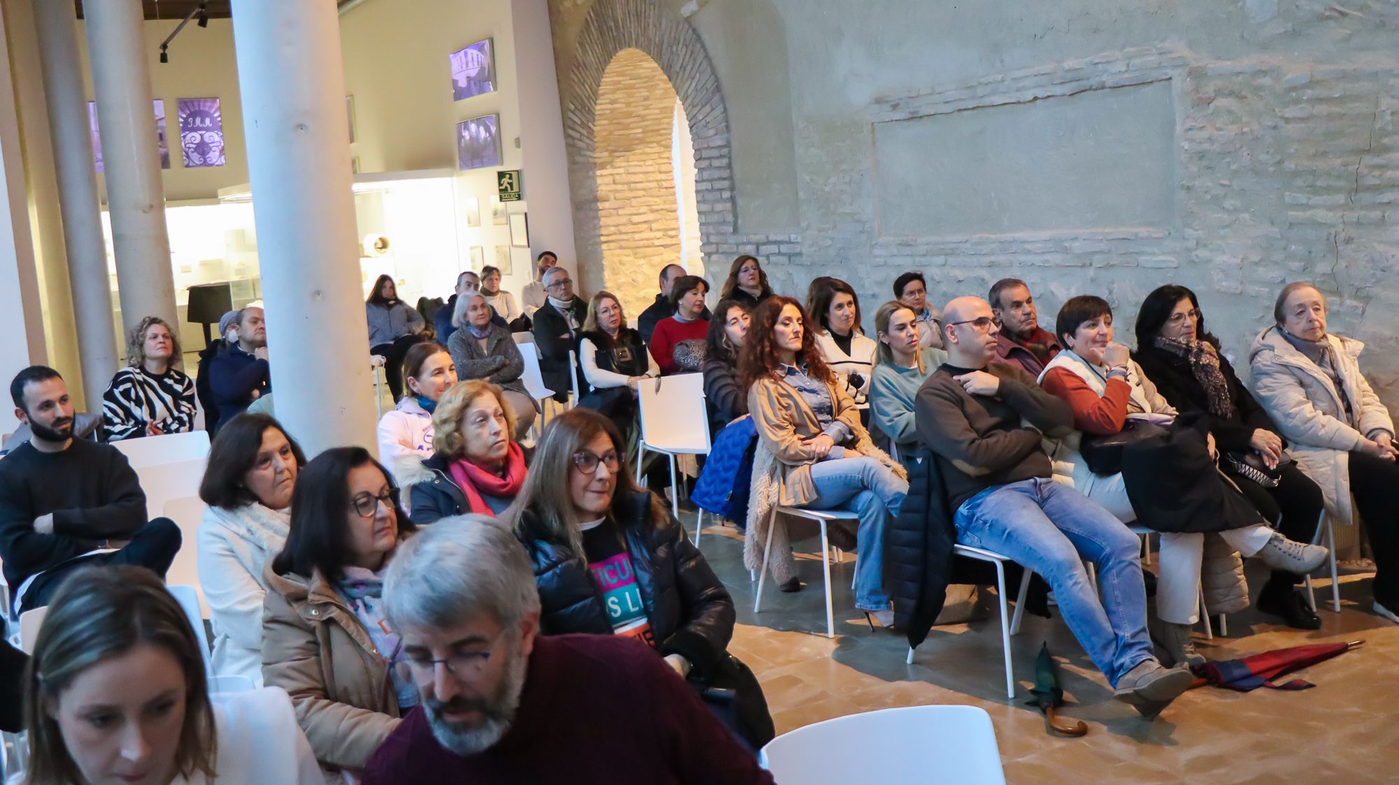 La jornada inaugural tuvo lugar en la sala Entrepatios de la Casa de los Mora con todas las plazas cubiertas.