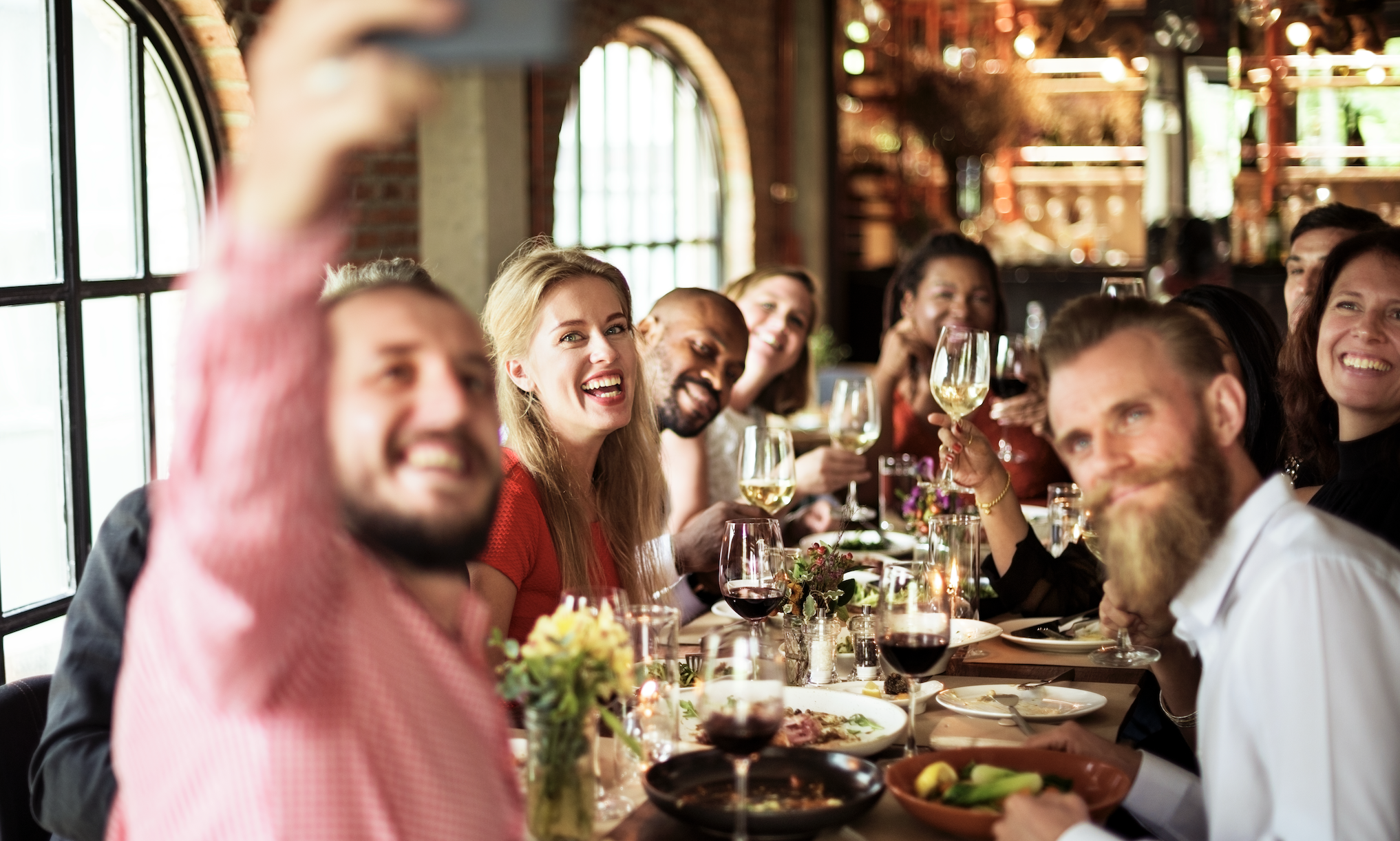Varias personas comen en un restaurante. Foto: Freepik
