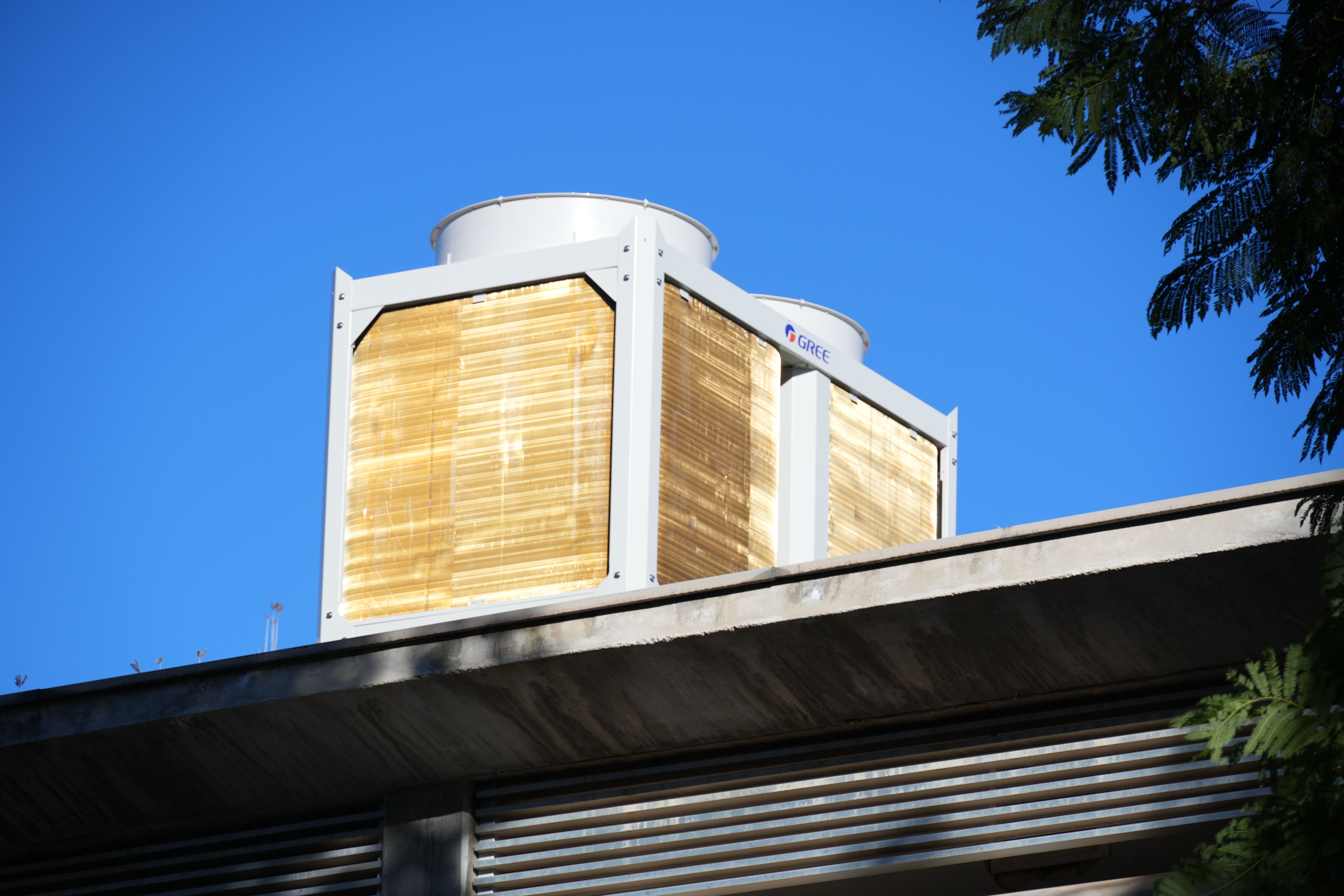Nueva máquina de climatización de la biblioteca pública municipal instalada el pasado sábado