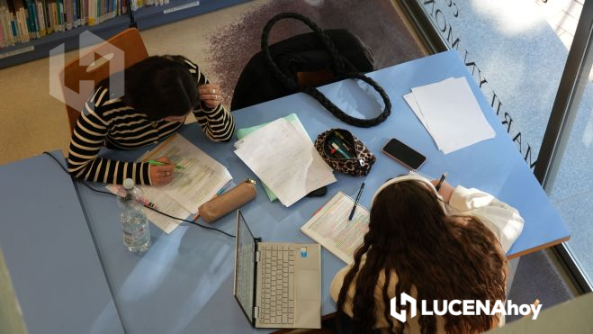 Dos usuarias de la biblioteca municipal esta mañana