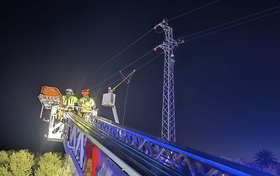Un momento de la operación de rescate por parte de los bomberos de Lucena