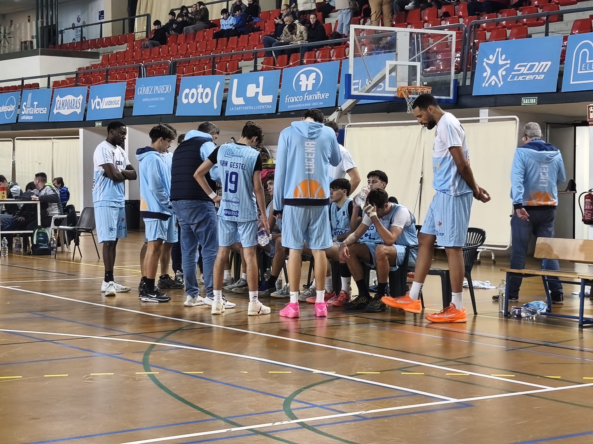 Los jugadores de COTO Lucena recibiendo indicaciones de Enrique Garrido frente a Málaga Basket. Foto: COTO Lucena