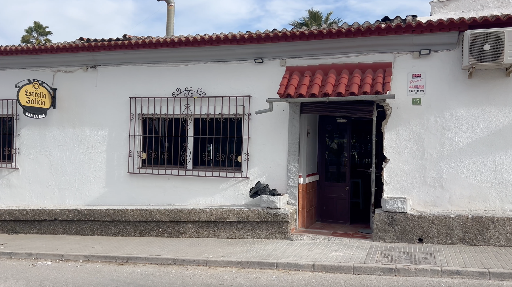Fachada del bar La Era, donde se ha producido el robo. Los ladrones han arrancado la persiana metálica que protegía la entrada al establecimiento