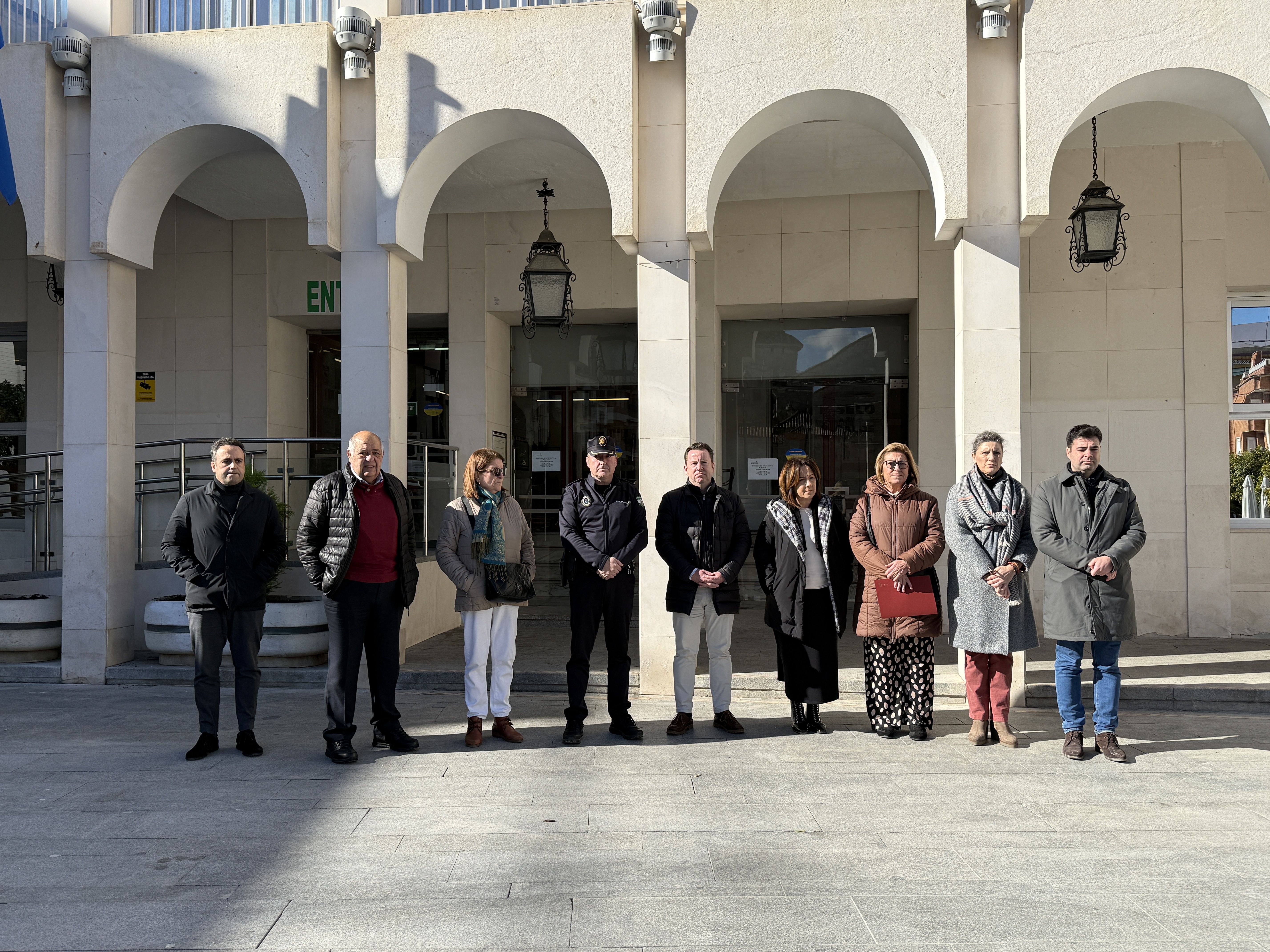 Miembros de la corporación durante el minuto de silencio a las puertas del Ayuntamiento.