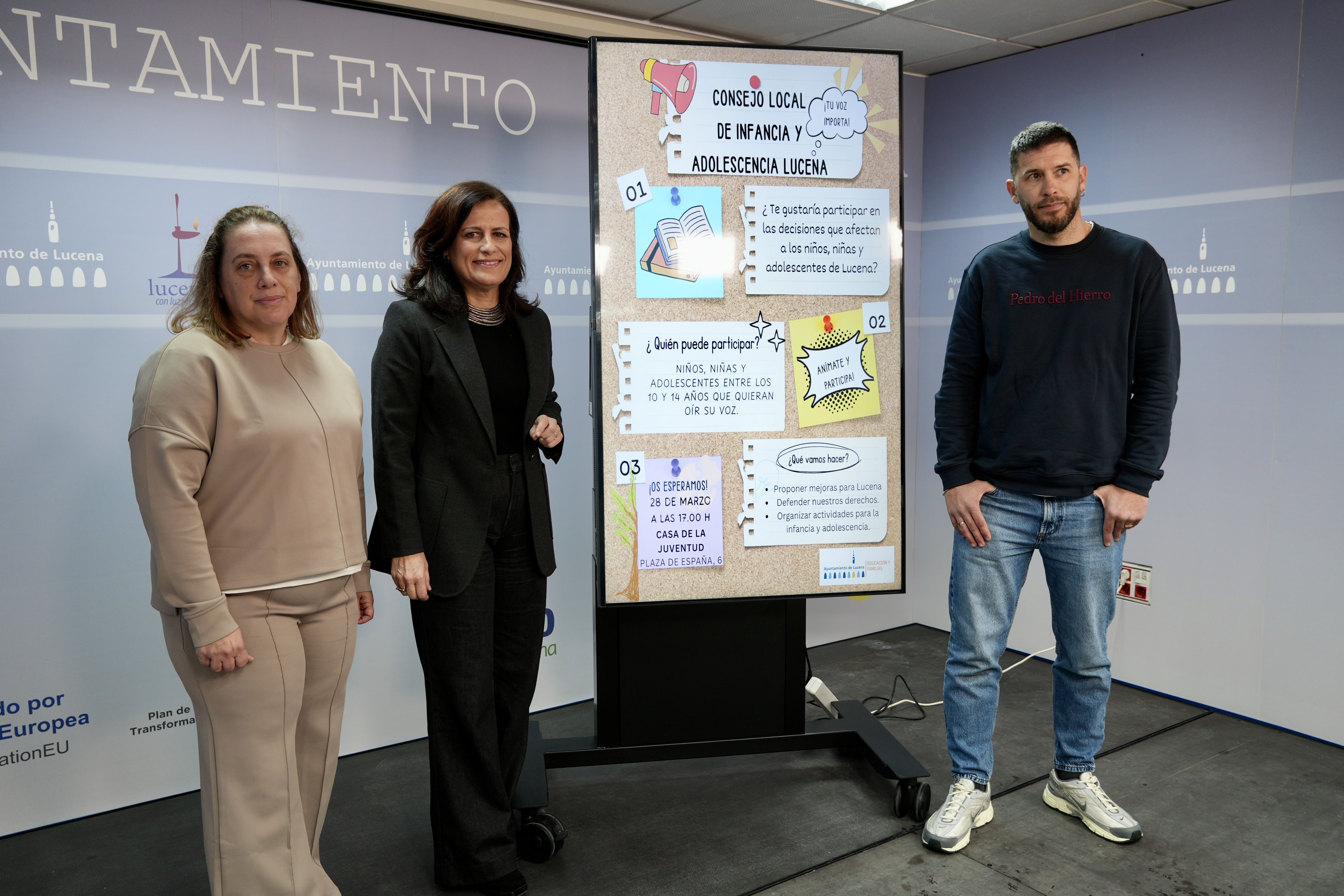 Miriam Ortiz junto a los técnicos Marta Lozano y Paco Medina durante la presentación del Consejo Local de la Infancia y Adolescencia
