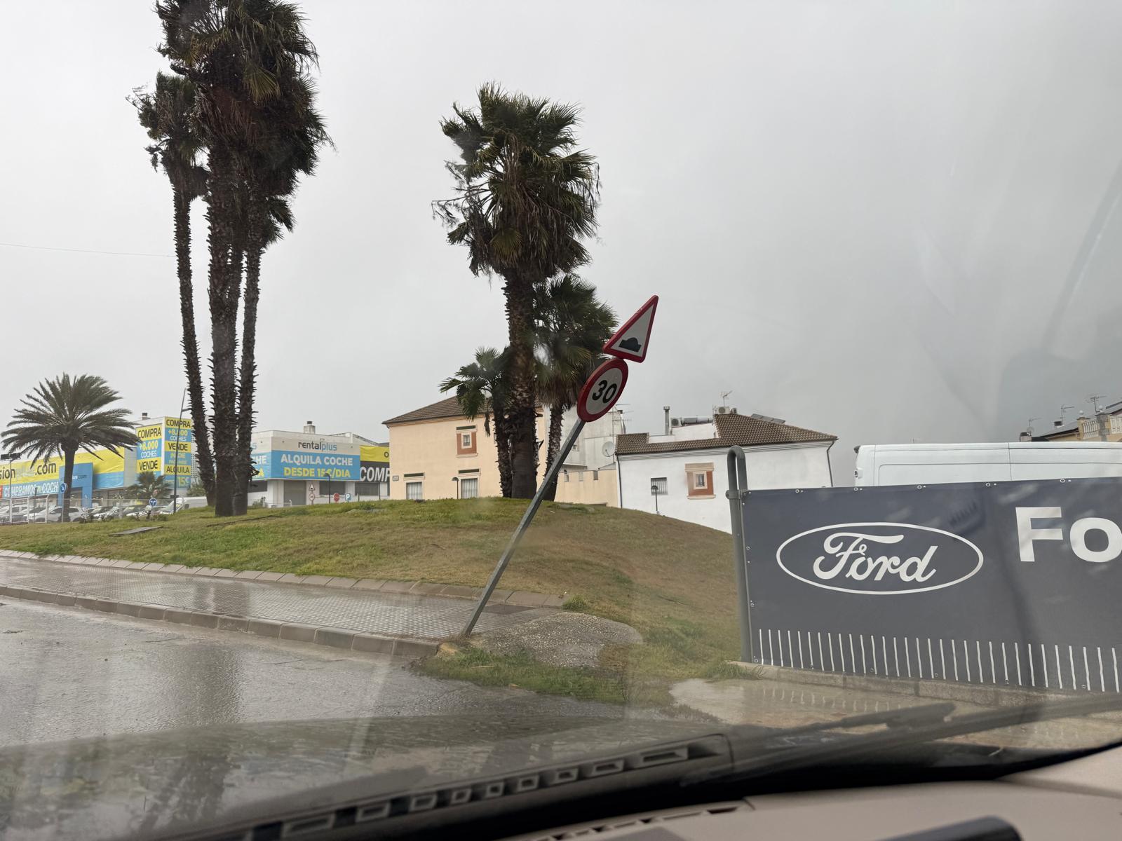 Señal de tráfico doblada por el temporal en Avda. de la Guardia Civil