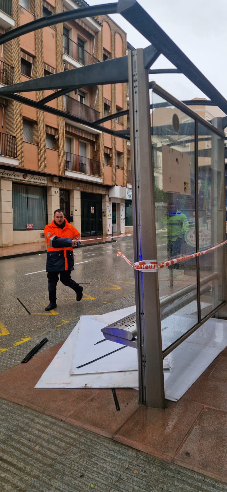 Proteccion Civil asegura una parada de autobús en C/ San Francisco