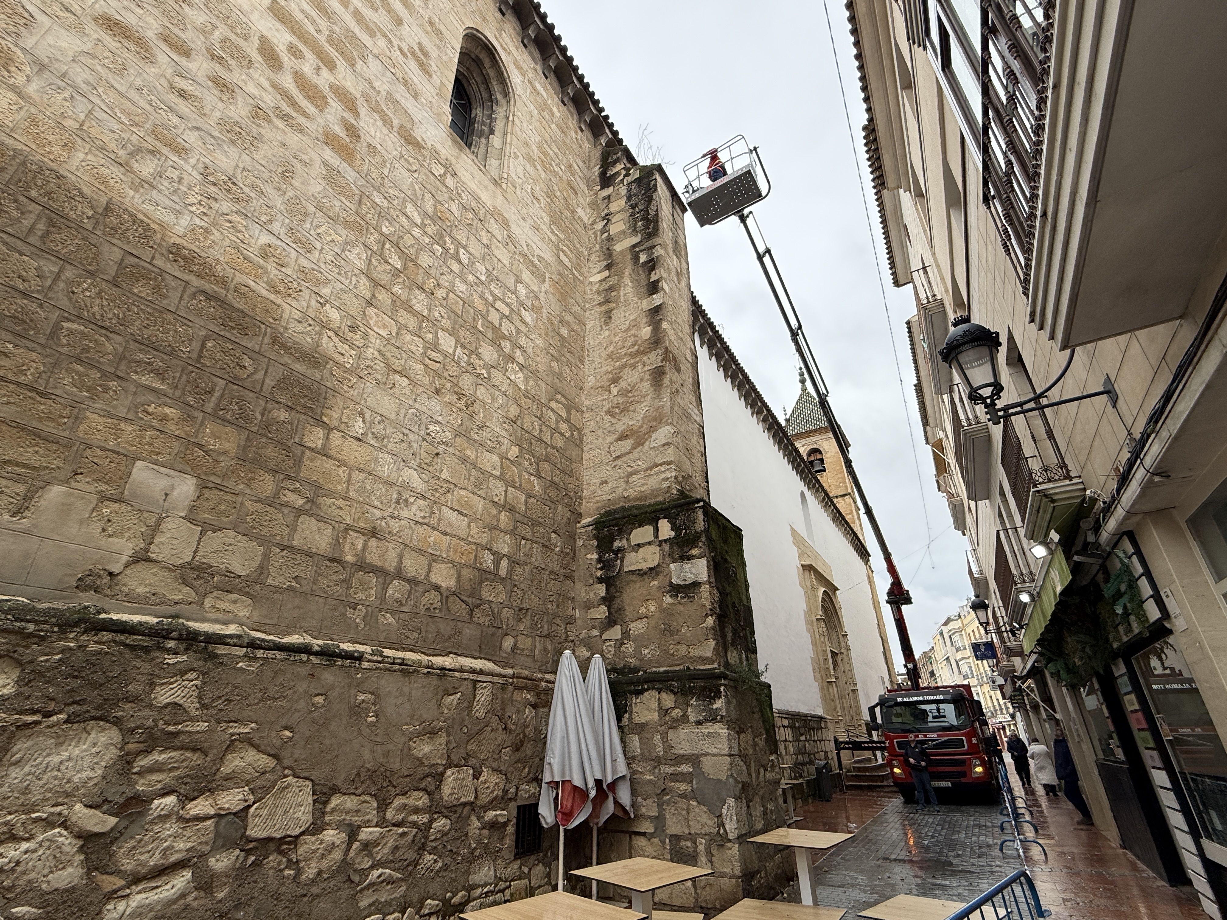 Desprendimiento de cascotes en la fachada Norte de San Mateo1