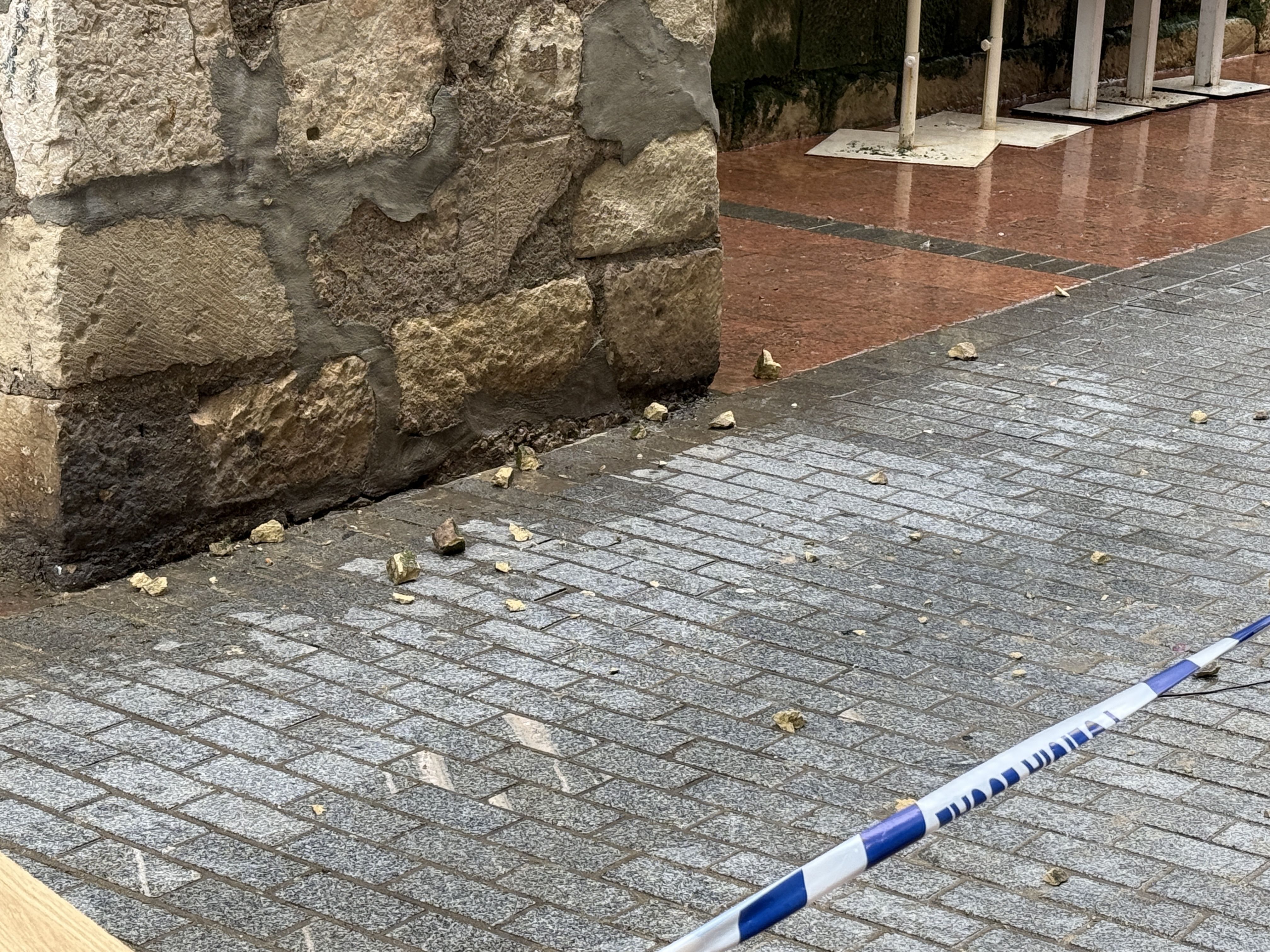 Desprendimiento de cascotes en la fachada Norte de San Mateo3