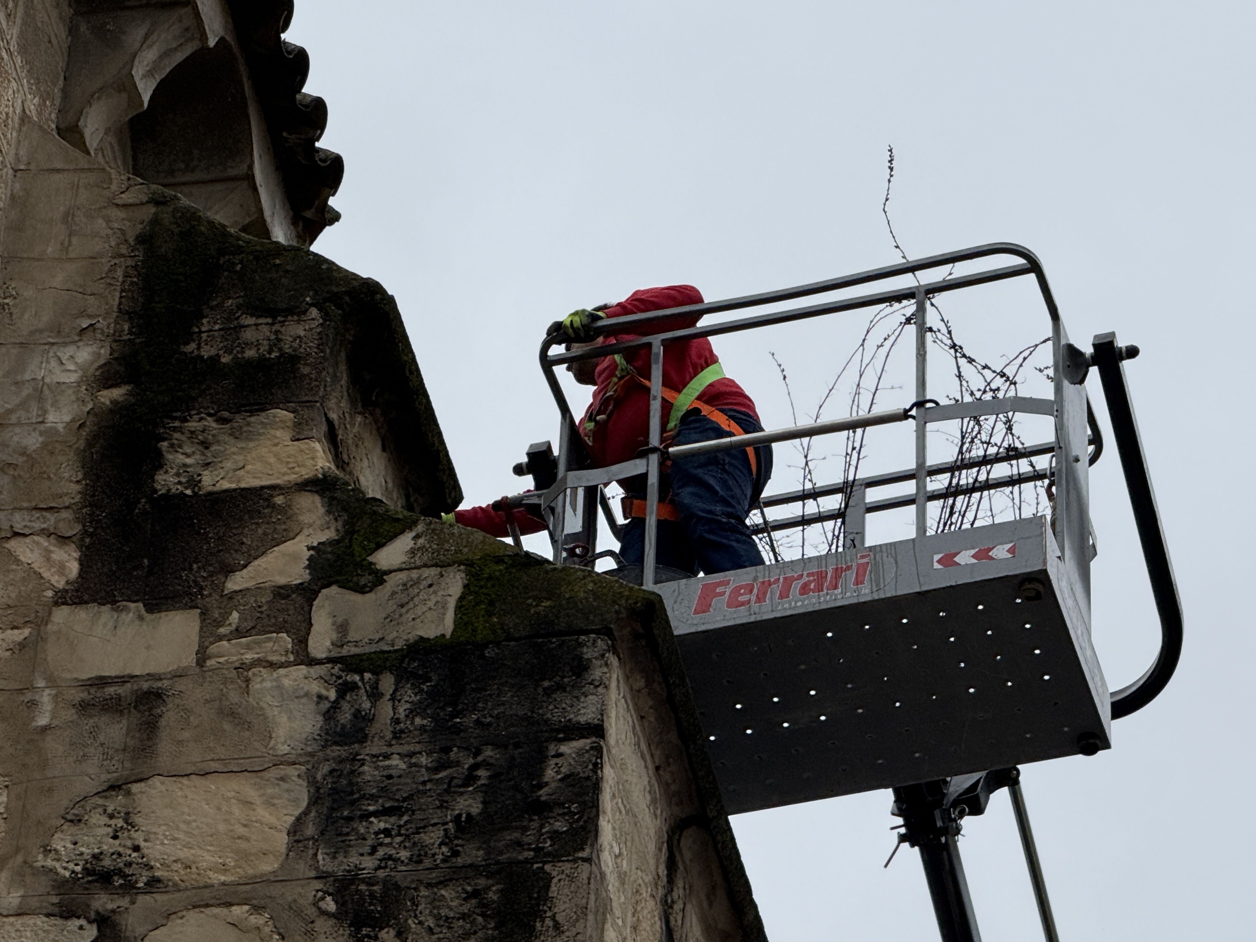 Desprendimiento de cascotes en la fachada Norte de San Mateo4